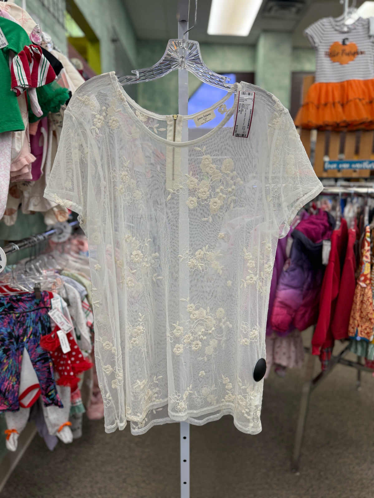 Pre-owned FREE KISSES White Floral Trim Size: XL Short Sleeve Blouse