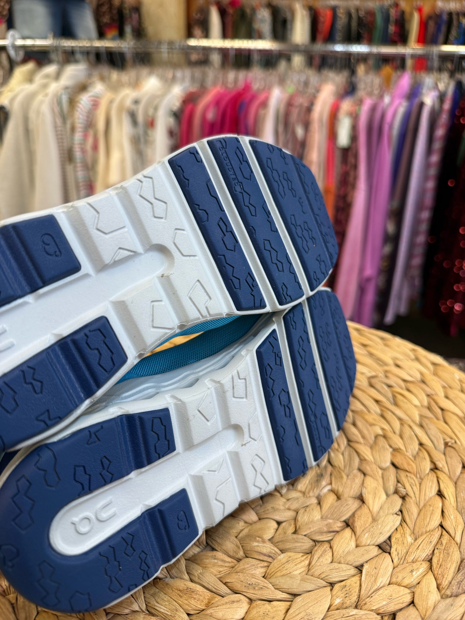 Pre-owned On Cloud Baby Blue Navy Trim Shoe Size 2.5 GIRLS Designer Sneaker