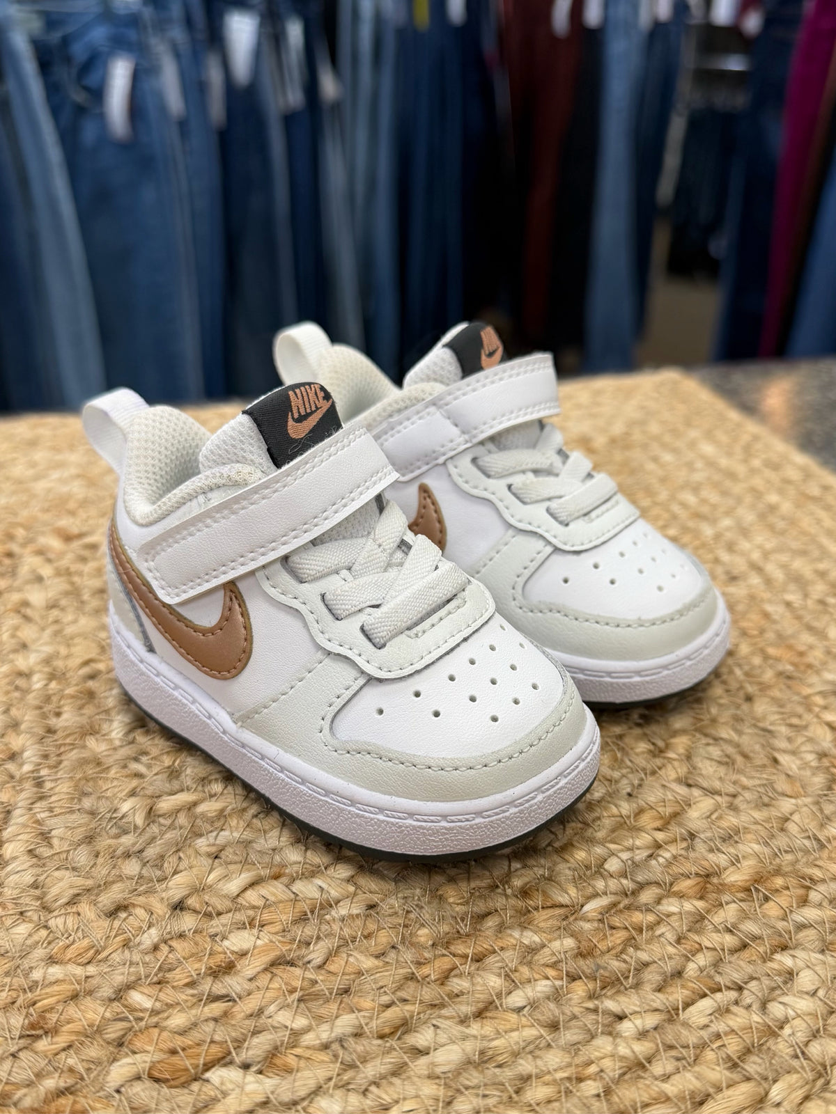 Pre-owned NIKE White Bronze Trim C-SIZE 3 Boys Sneaker