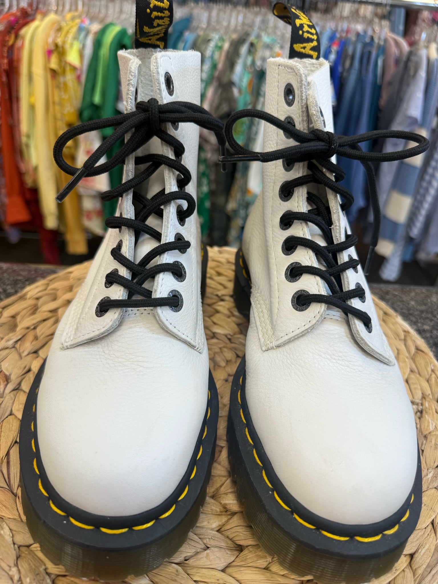 Pre-owned DR MARTENS White Black Trim Size 8 Designer Boot