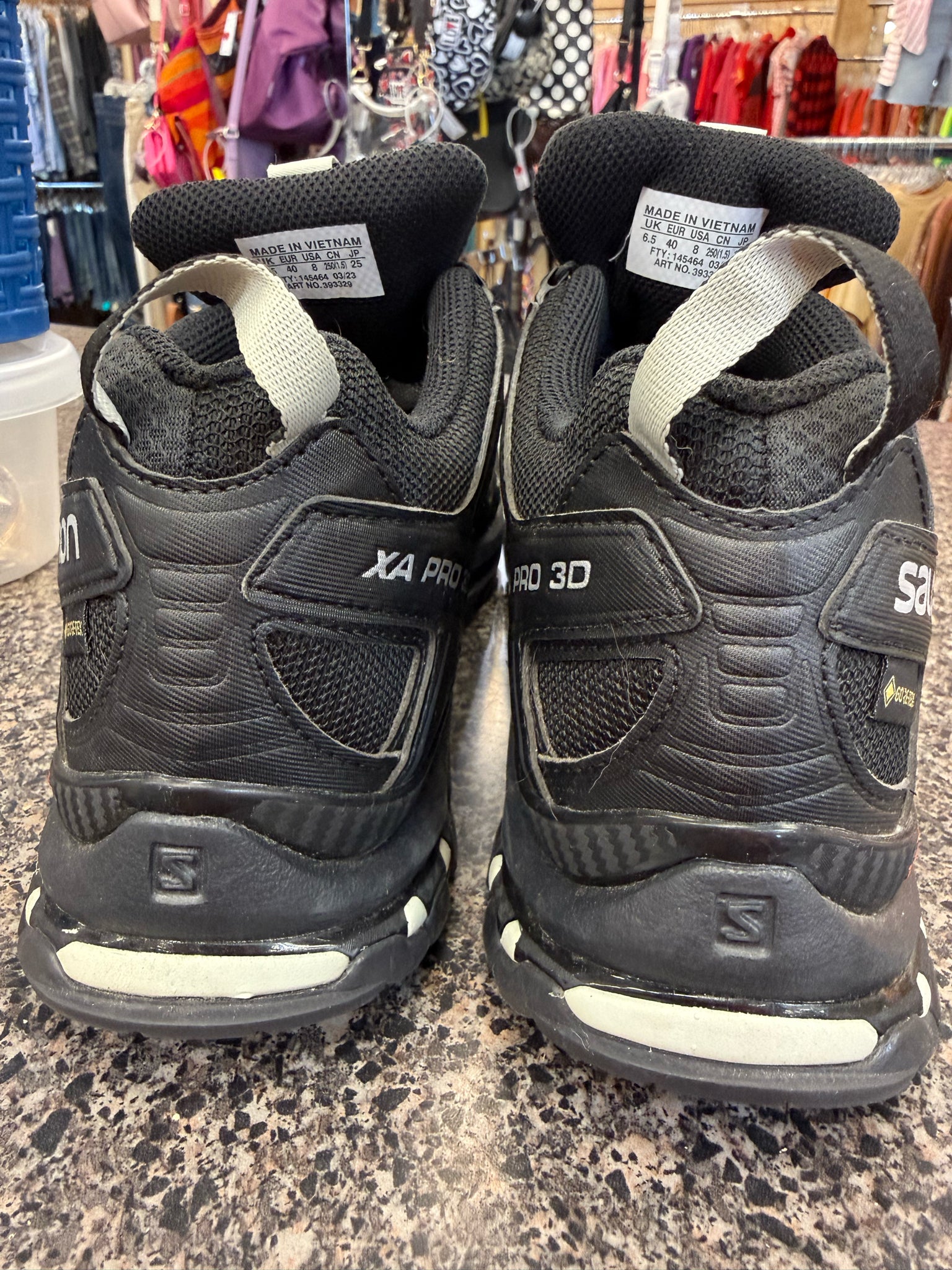 Pre-owned SALOMON Black Gray Trim Size 8 Designer Sneaker