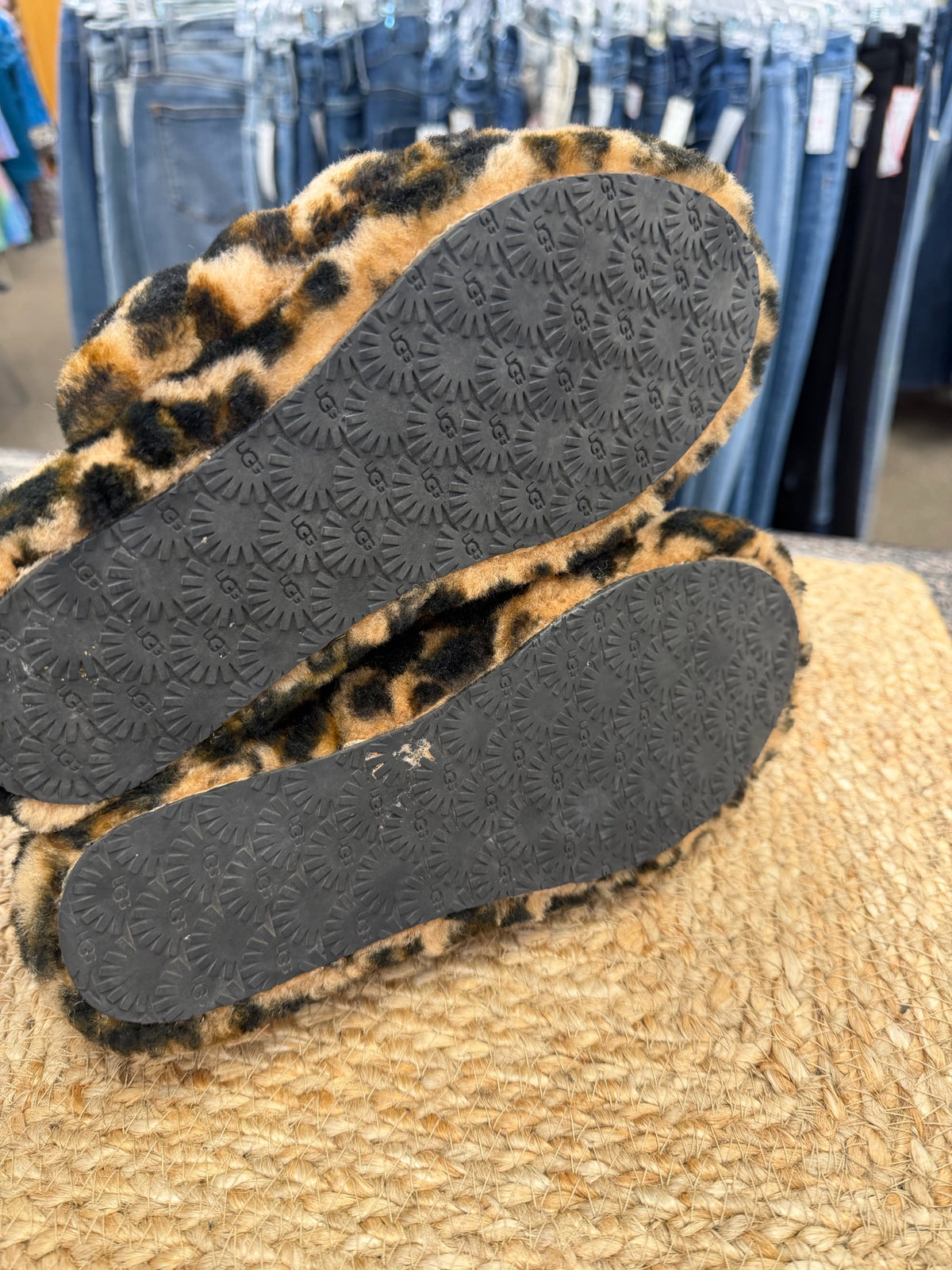 Pre-owned UGG Leopard Black Animal Size 7 Slipper