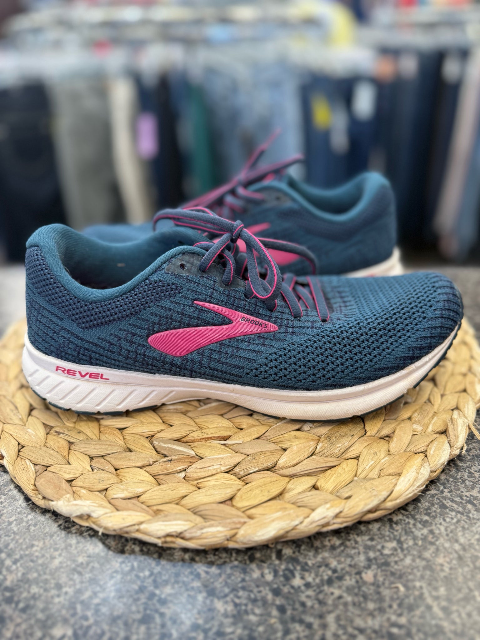 Pre-owned BROOKS Teal Pink Trim Size 9.5 Sneaker