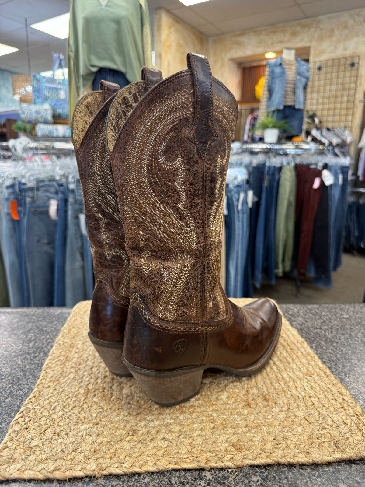 Pre-owned ARIAT Dark brown Tan Trim Size 8 Designer Boot