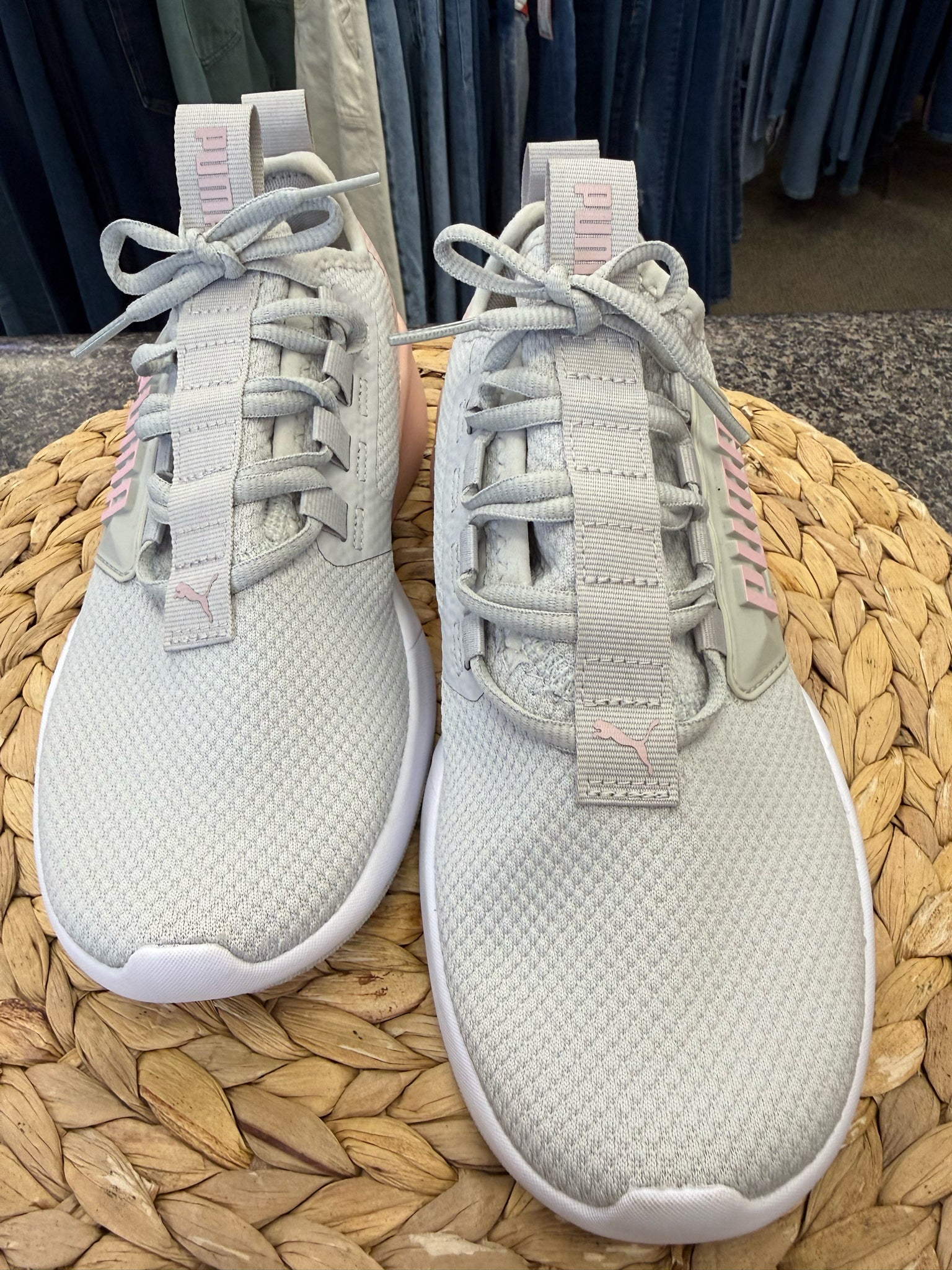 Pre-owned PUMA Light gray Pale Pink Trim Size 7 Sneaker