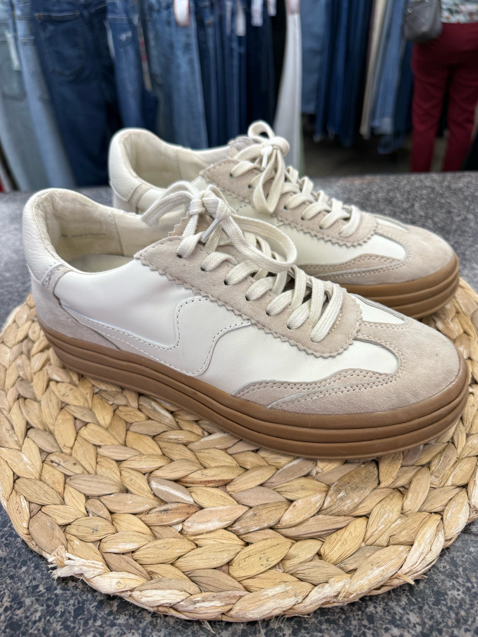 Pre-owned DOLCE VITA Cream Tan Size 8 Designer Sneaker
