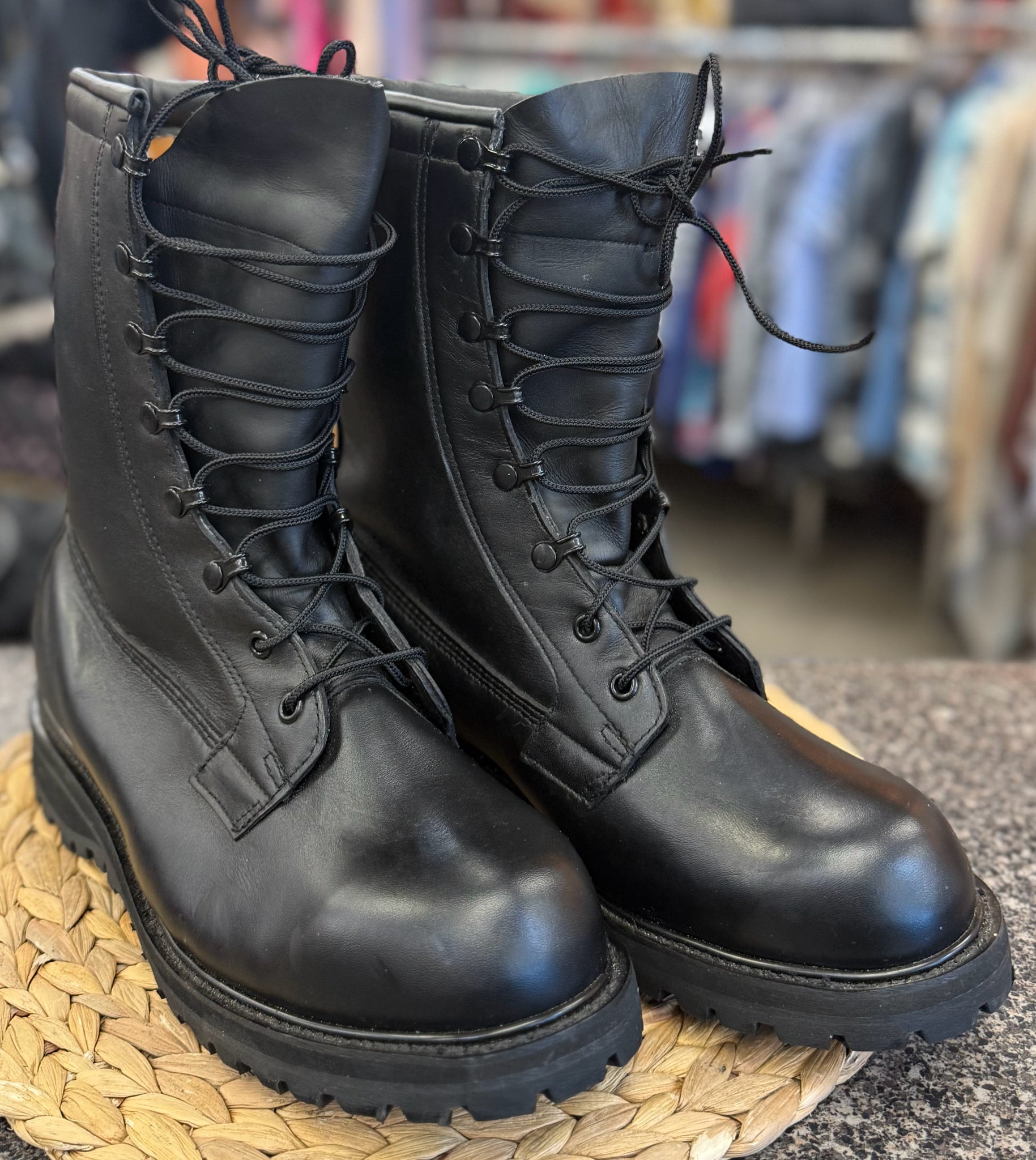 New with Tag VIBRAM Black SHOE SIZE 10 Mens Boots