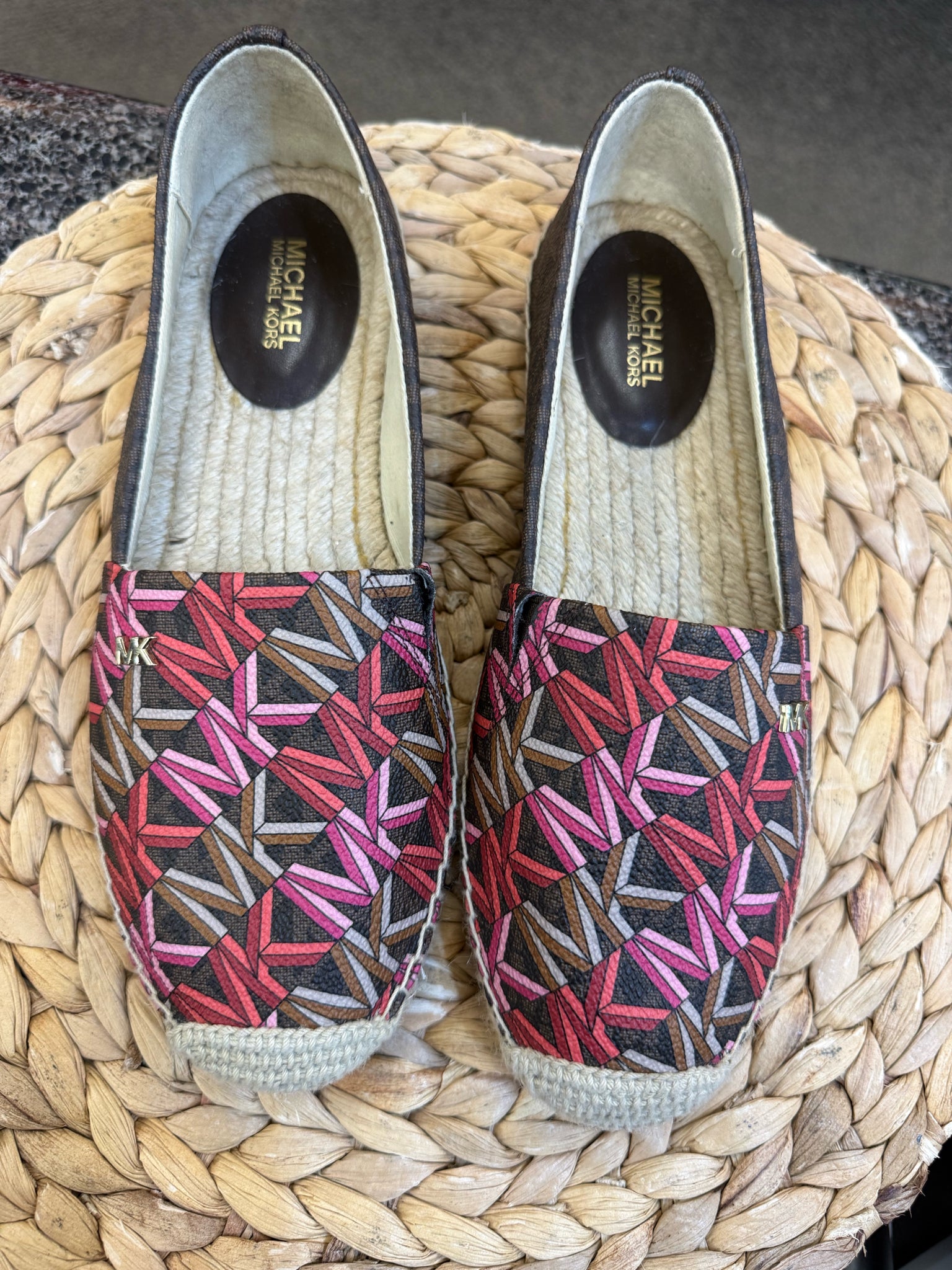 Pre-owned MICHAEL KORS Dark Brown Signature Pink Signature Size 7 Designer Shoe