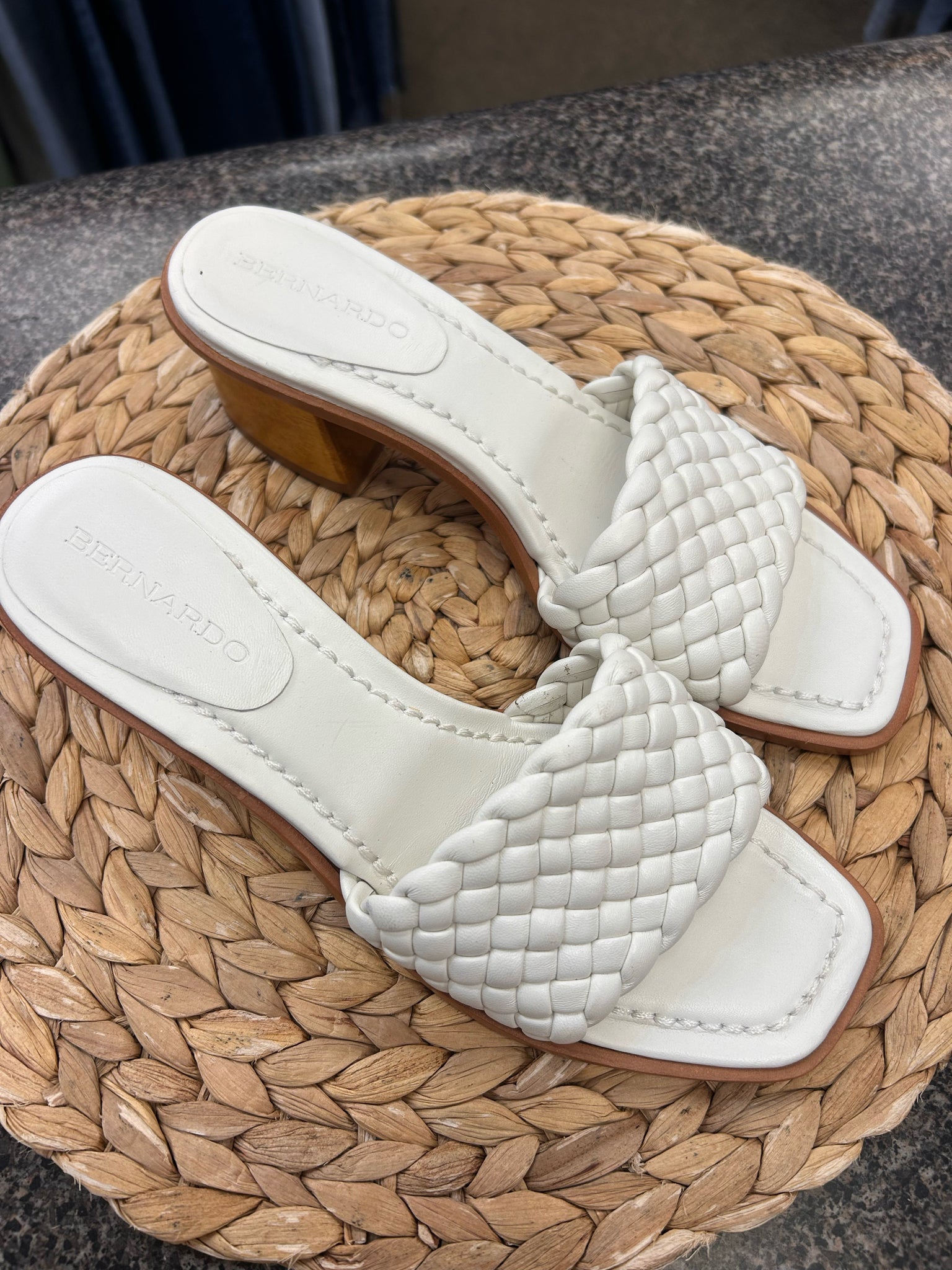Pre-owned BERNARDO White Size 8 Sandal