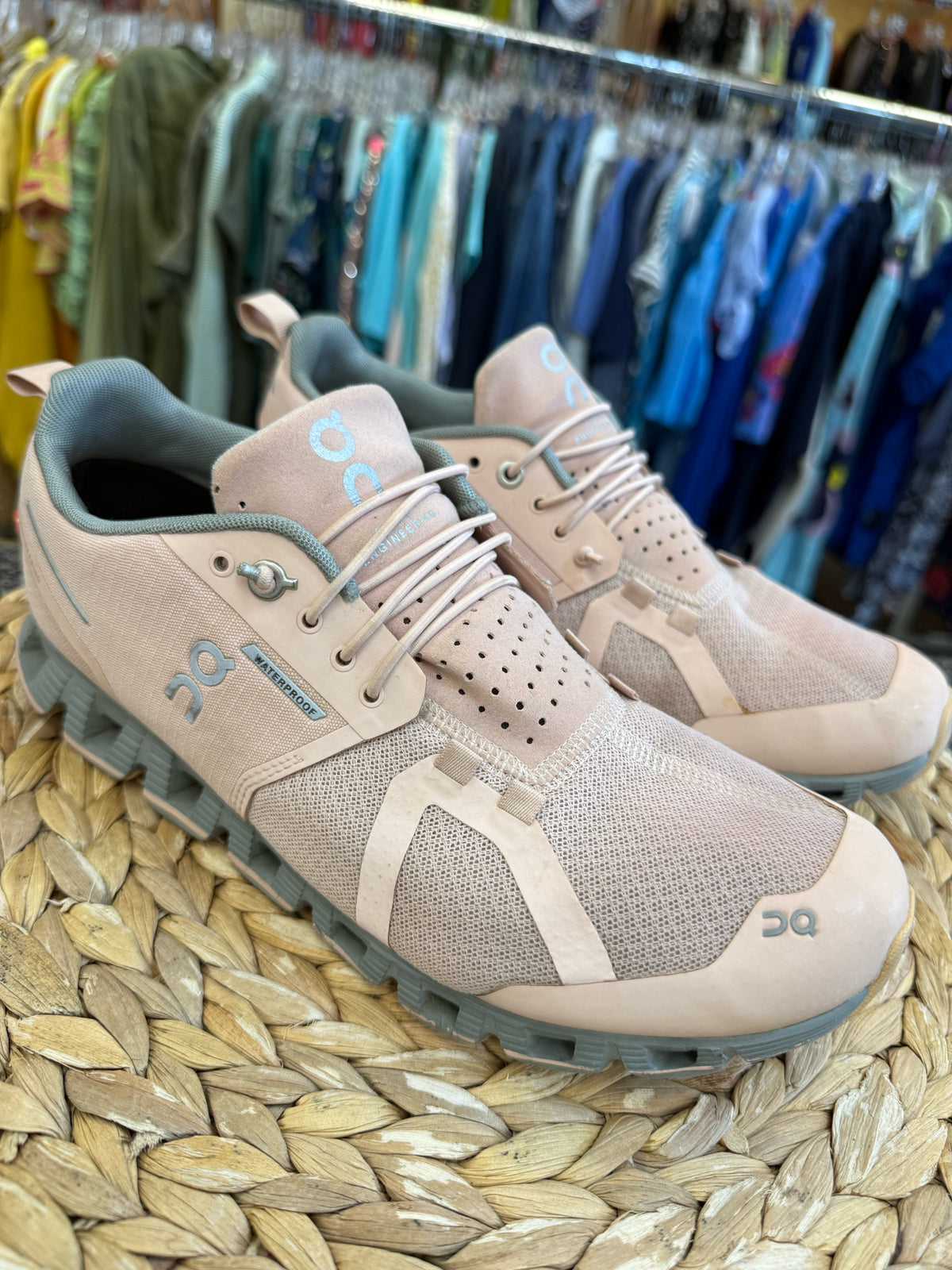 Pre-owned On Cloud Pink Gray Size 9 Designer Sneaker