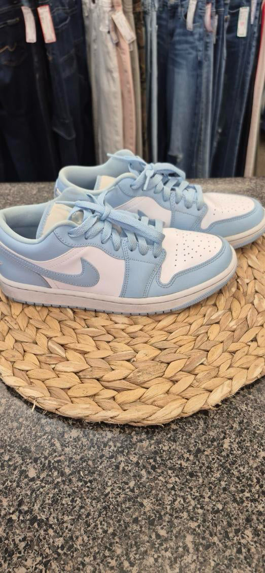 Pre-owned NIKE Light blue White Size 8 Designer Sneaker