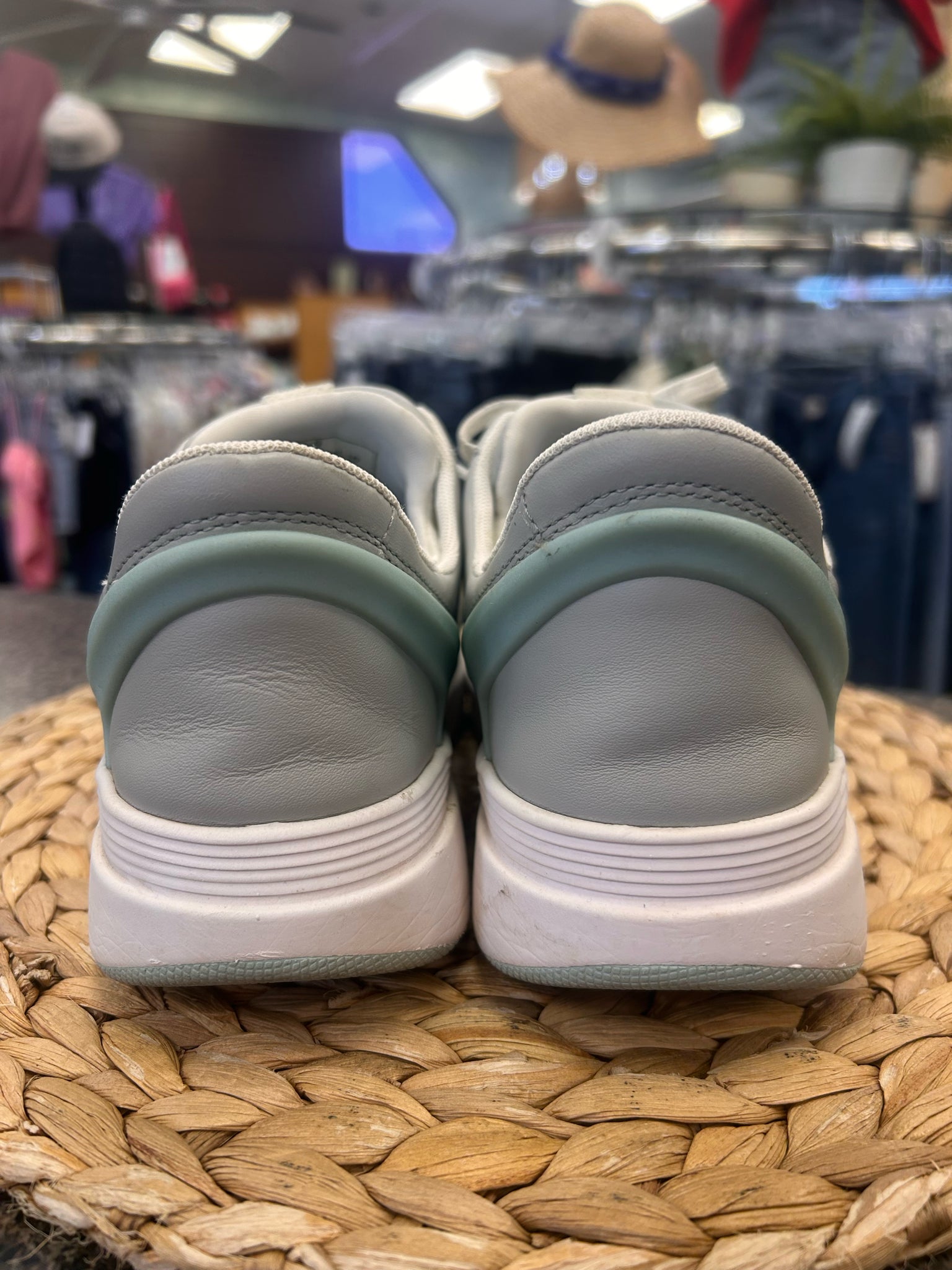 Pre-owned Kizik White Gray Trim Size 9 Designer Sneaker