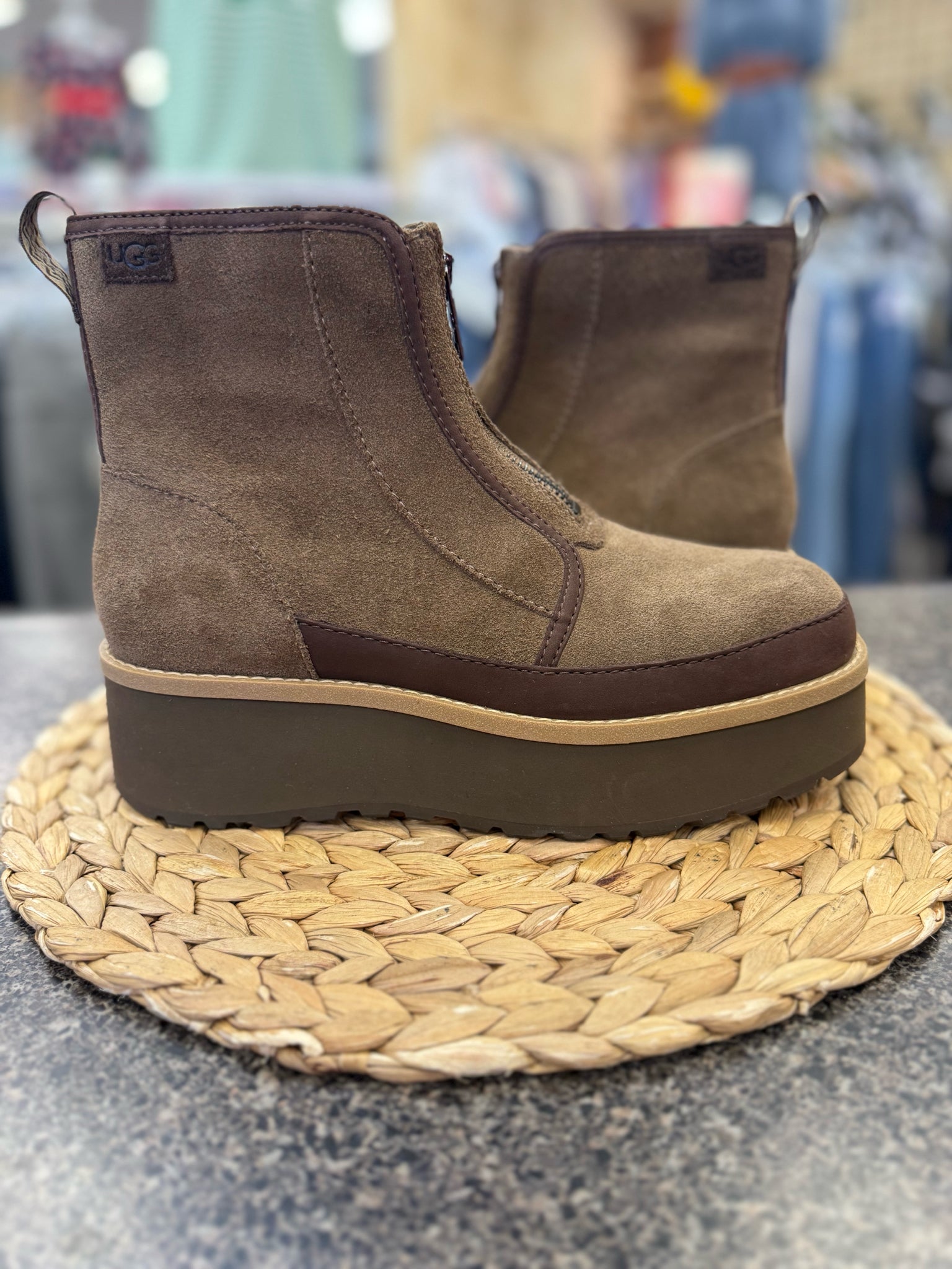 Pre-owned UGG Brown Dark Brown Trim Size 8 Designer Bootie