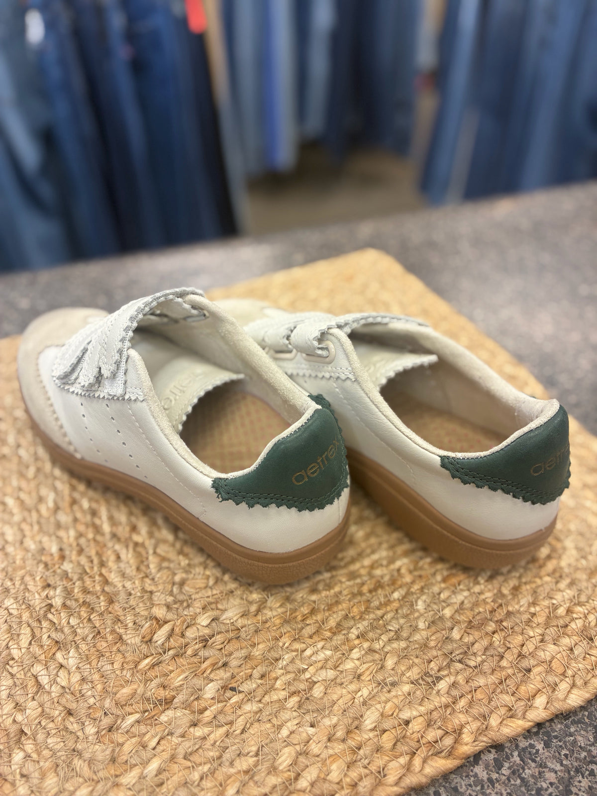 Pre-owned aetrex Tan Green Trim Size 6 Sneaker