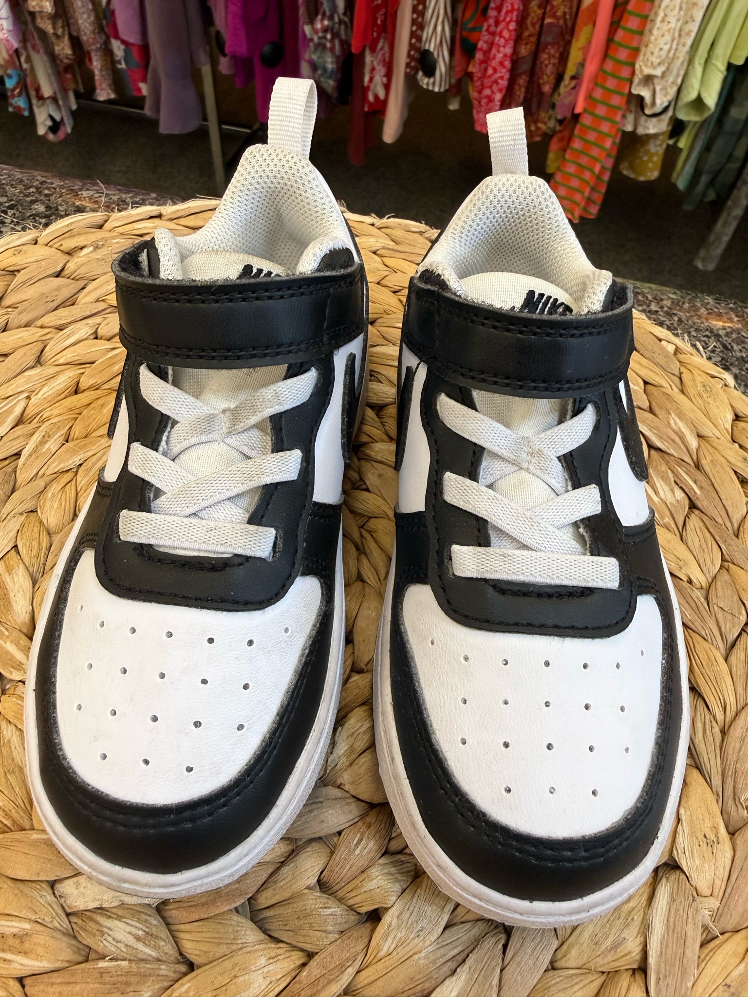 Pre-owned NIKE White Black Trim C-SIZE 9 Boys Sneaker