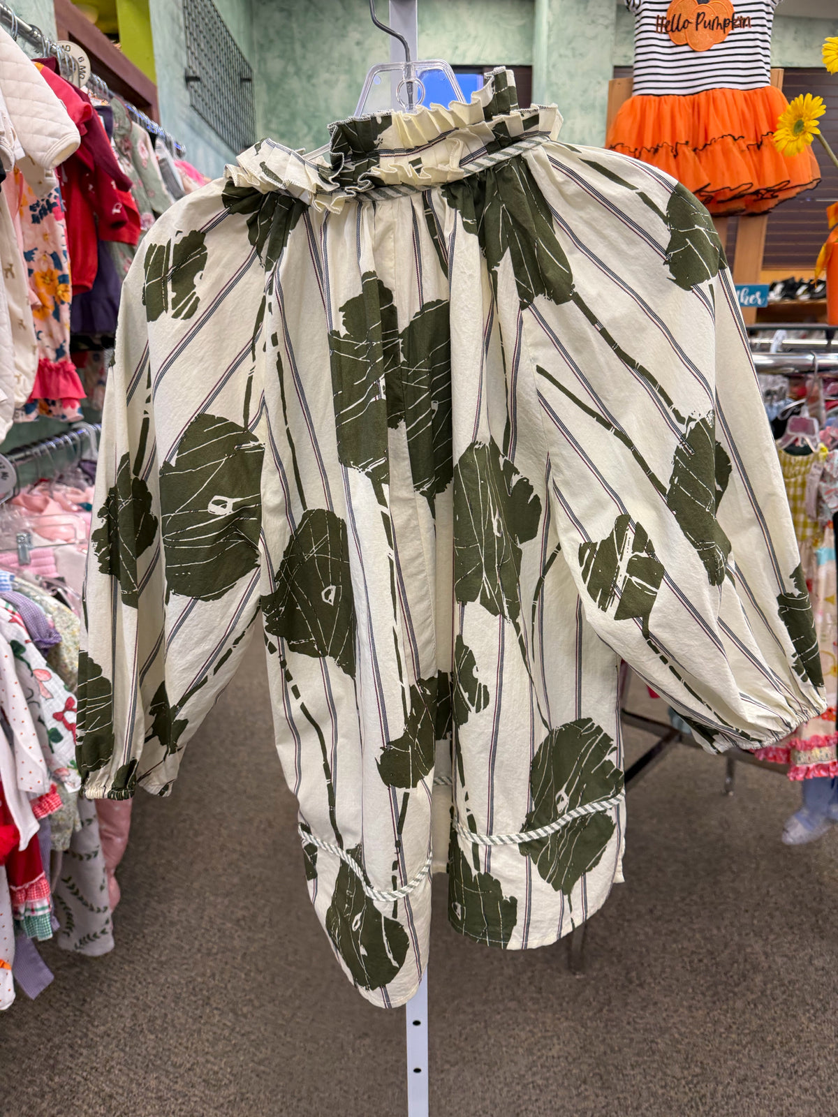 Pre-owned ENTRO Cream Olive Print Size: L Quarter Sleeve Blouse