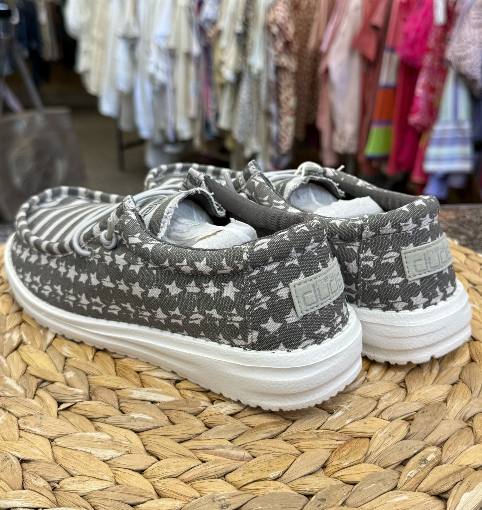 New with Tag HEY DUDE Gray stripe White Stripe C-SIZE 4/5 Boys Shoes
