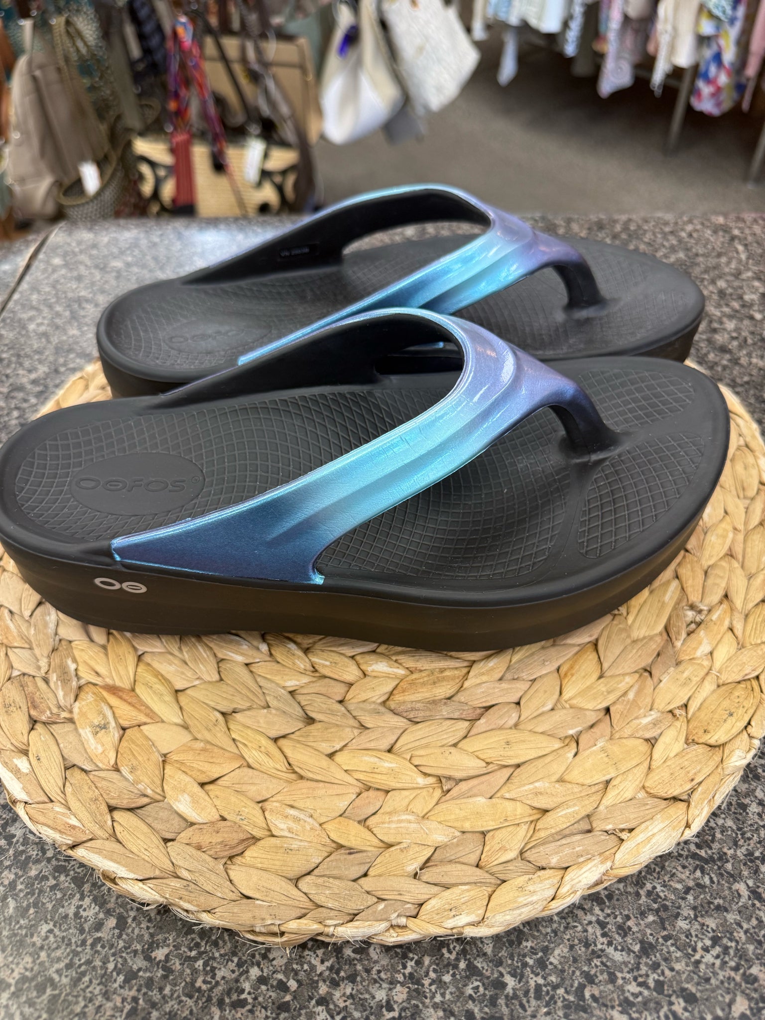 Pre-owned OOFOS Blue blend Navy Blend Size 10 Flip Flop