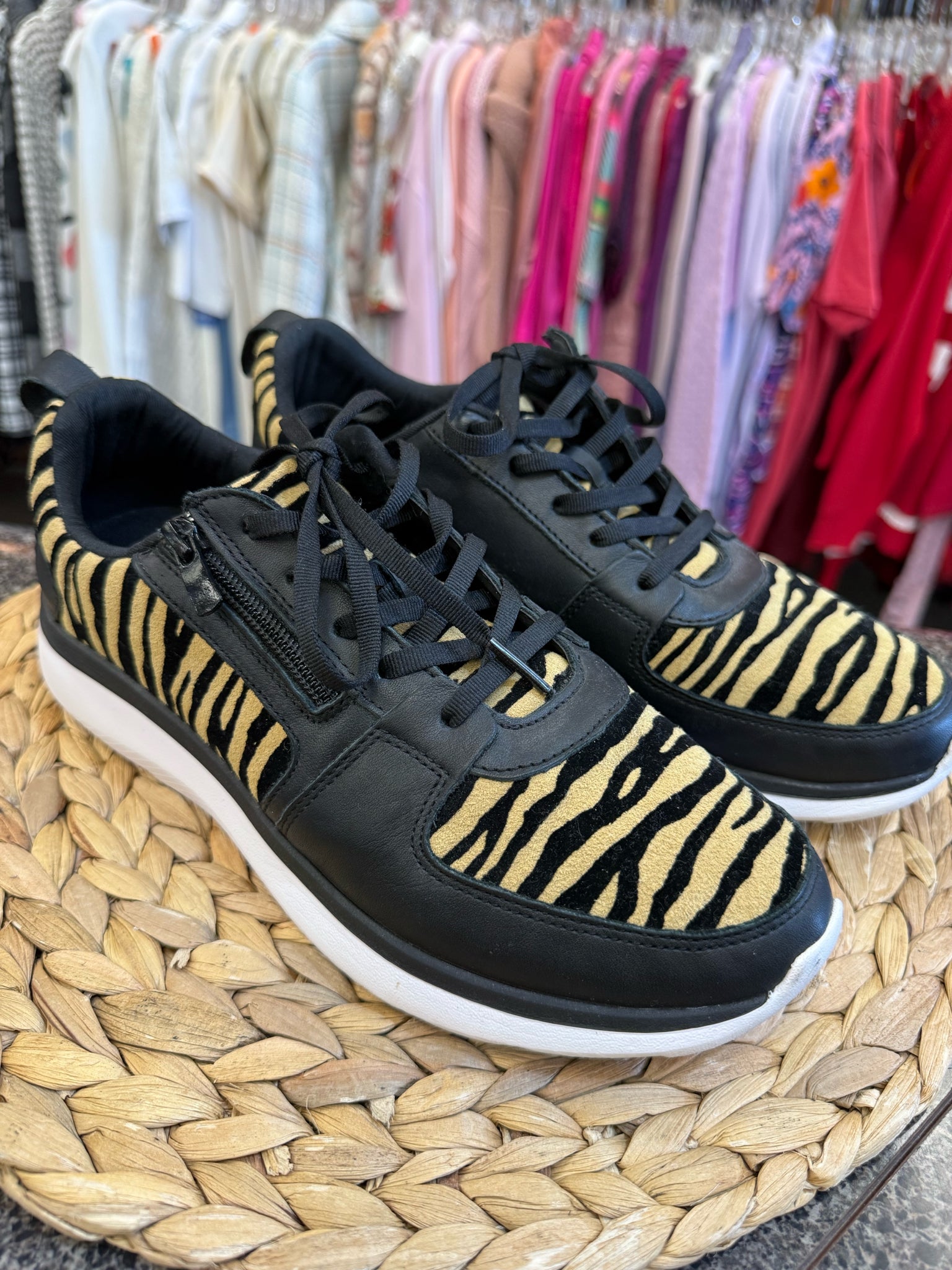 Pre-owned VIONIC Tan animal Black Trim Size 9 Sneaker