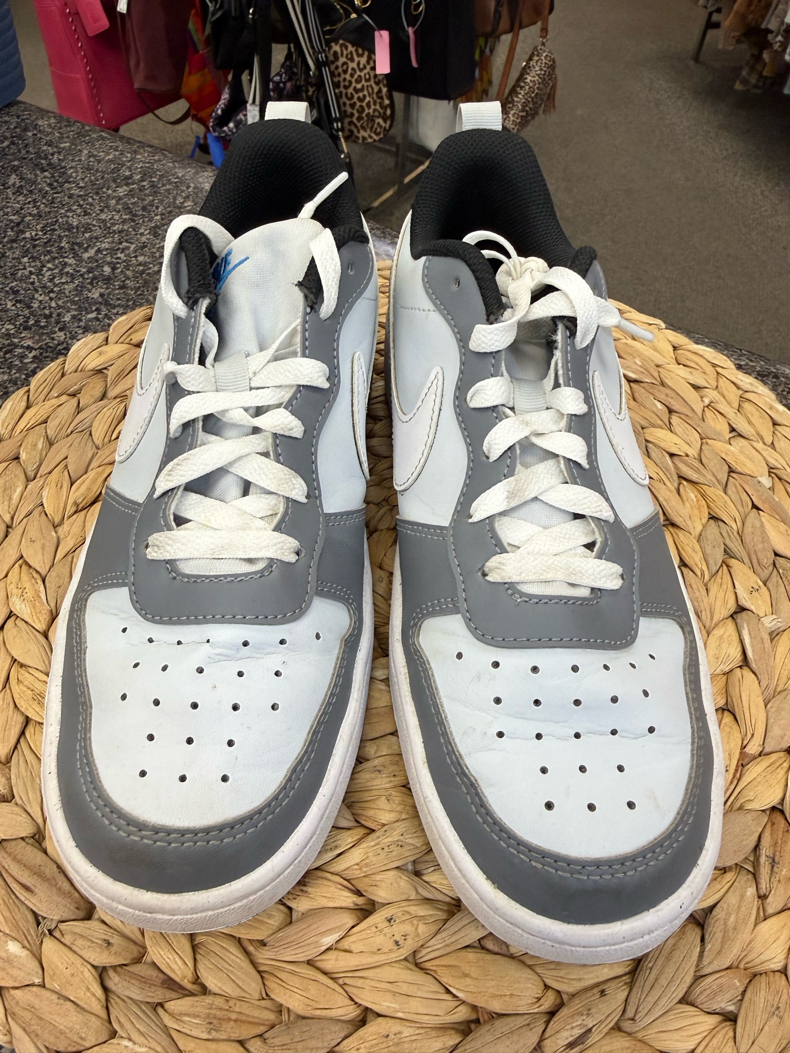 Pre-owned NIKE Light gray White Trim C-SIZE 6 Boys Sneaker