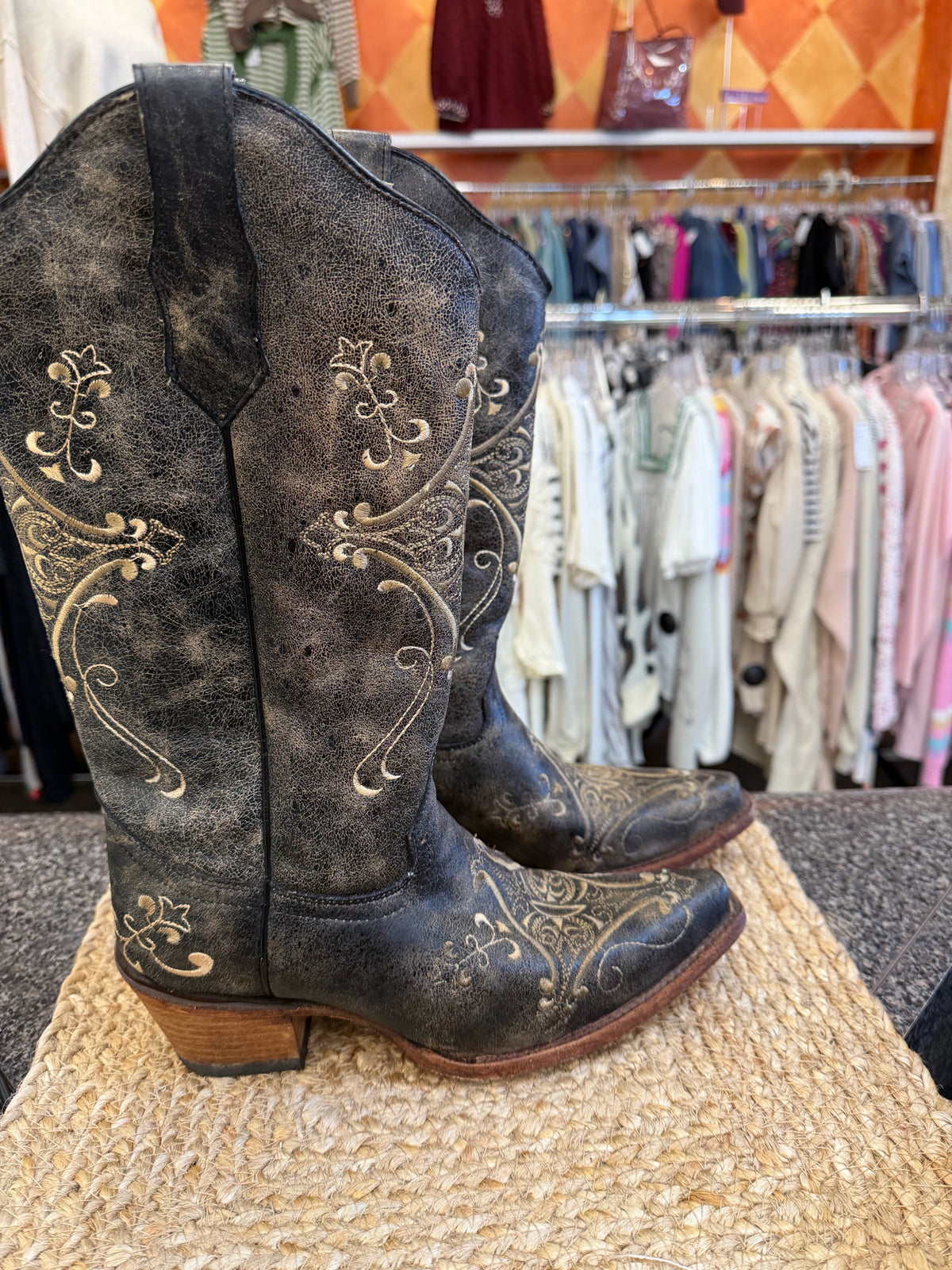 Pre-owned CIRCLE G Black Distressed Cream Trim Size 8 Designer Boot