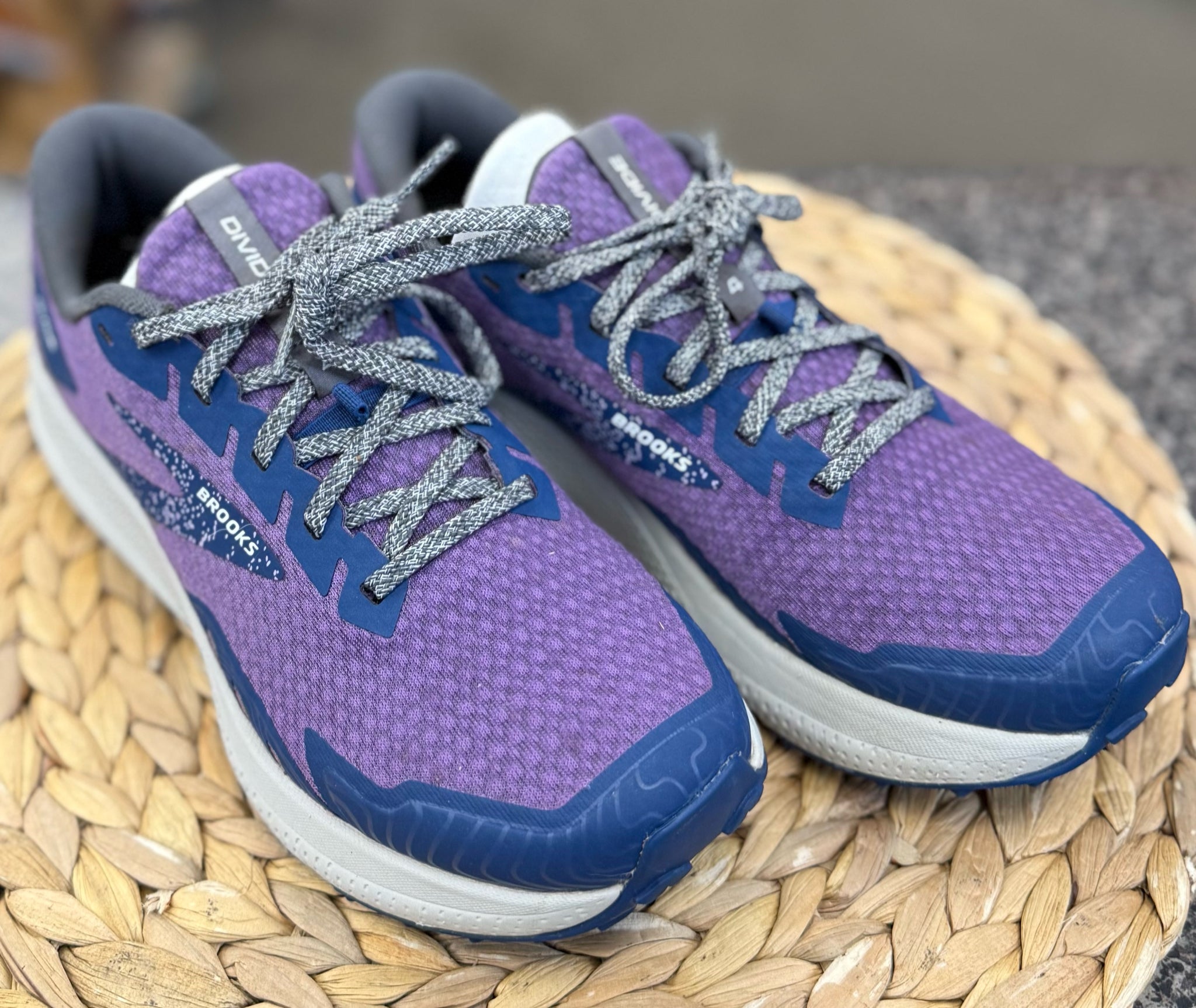 Pre-owned BROOKS Purple Blue Trim Size 7 Designer Sneaker
