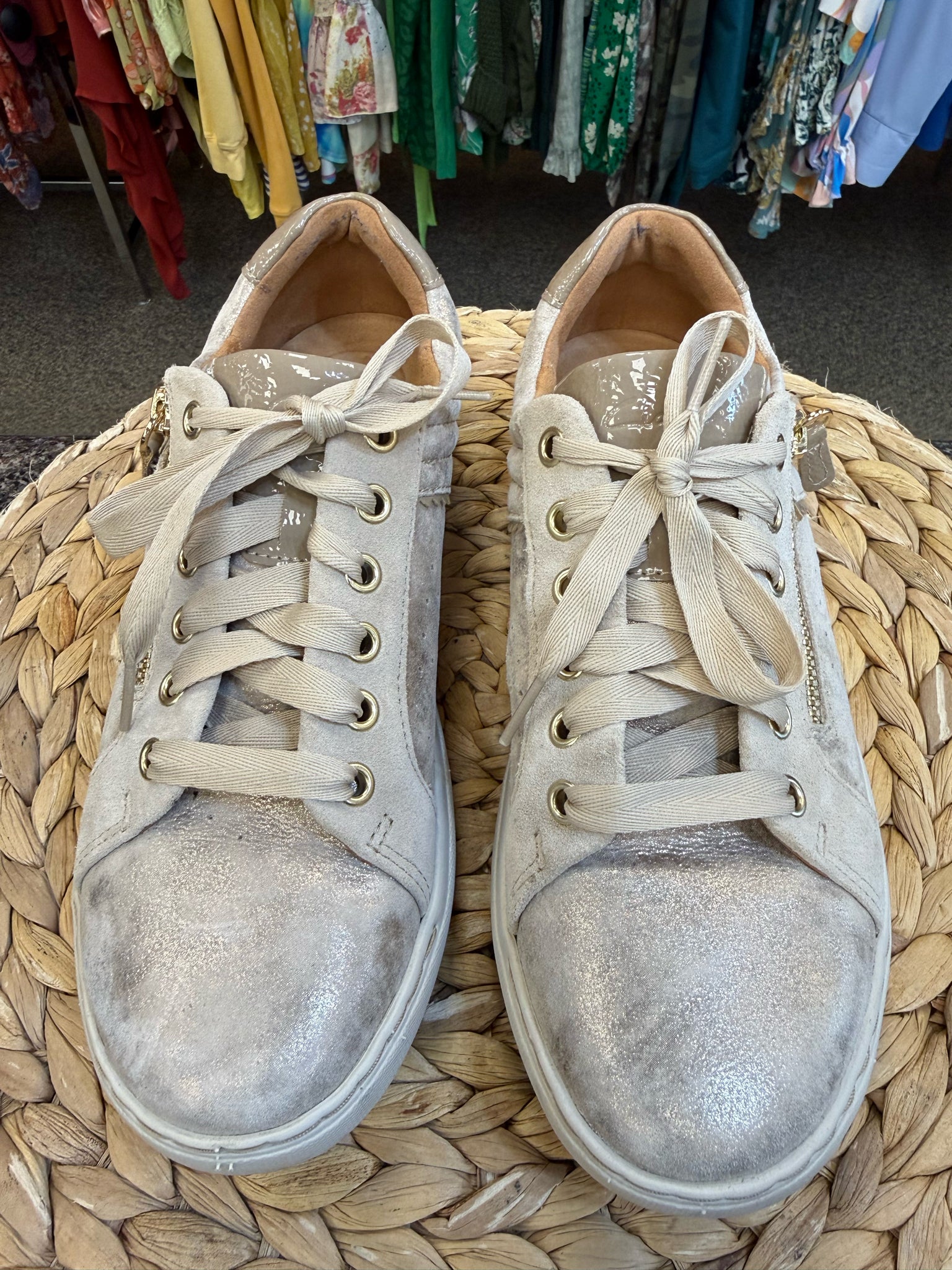 Pre-owned CLARKS Beige METALLIC Size 8 Designer Sneaker