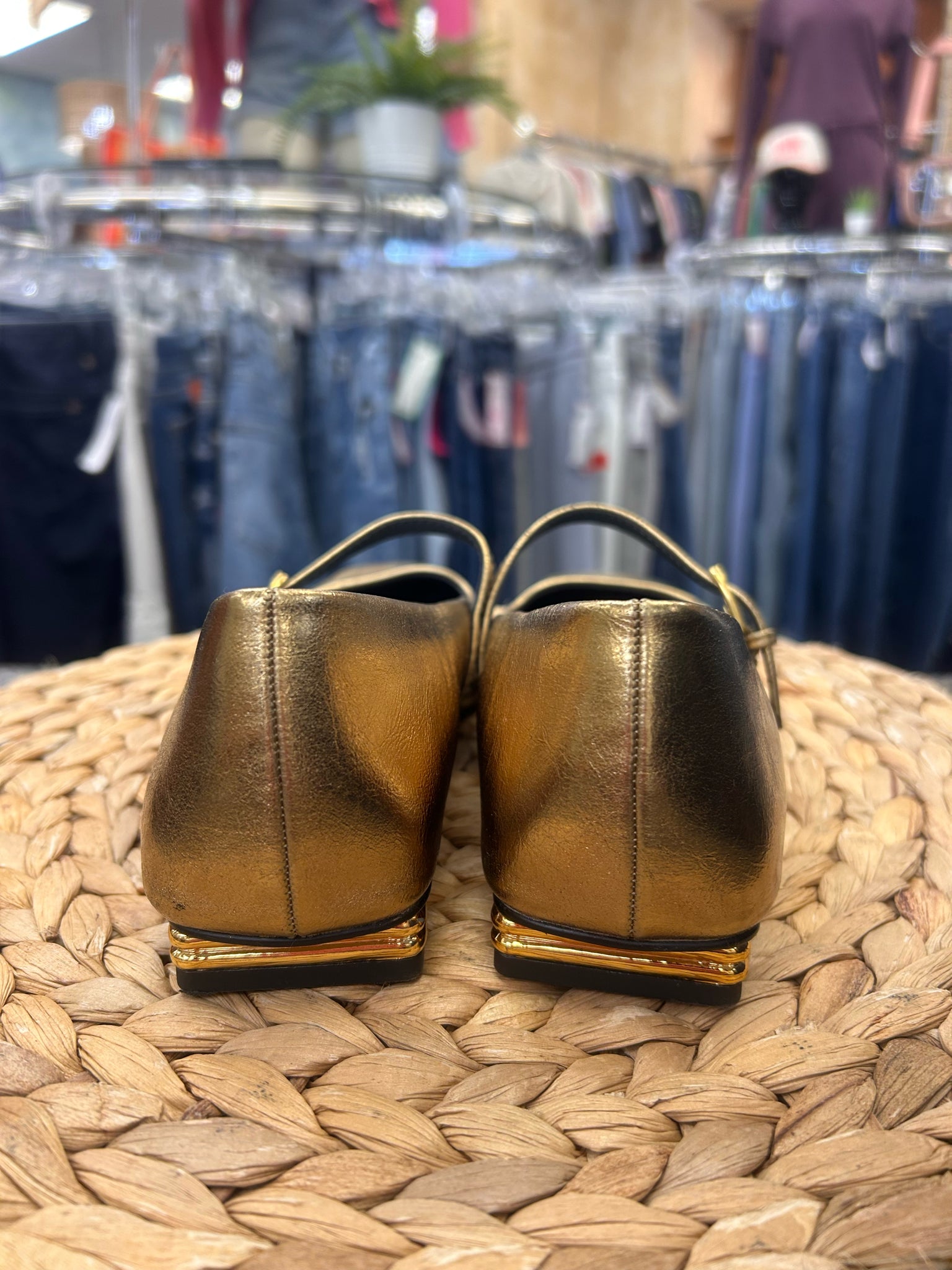 Pre-owned FRANCO SARTO Gold shimmer Size 7 Designer Sandal