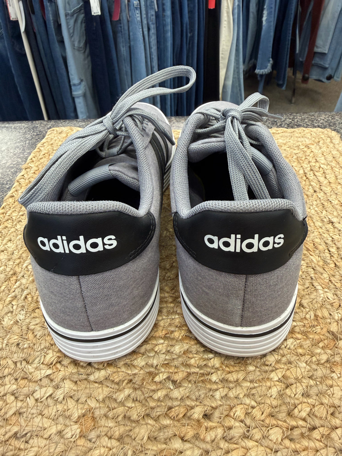 Pre-owned ADIDAS Gray Black Trim SHOE SIZE 9.5 MENS Sneakers