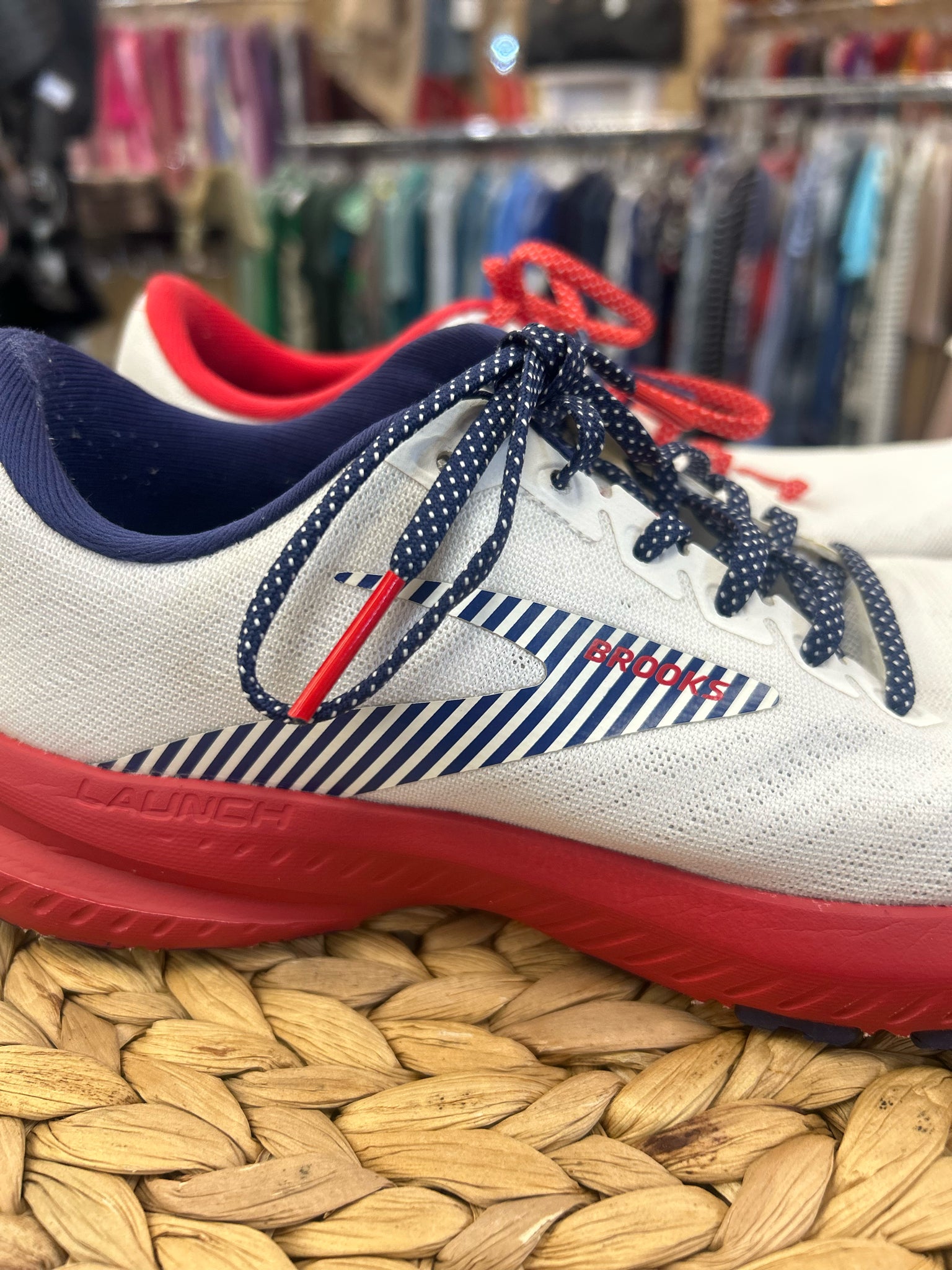 Pre-owned BROOKS White Red Trim Size 7.5 Designer Sneaker