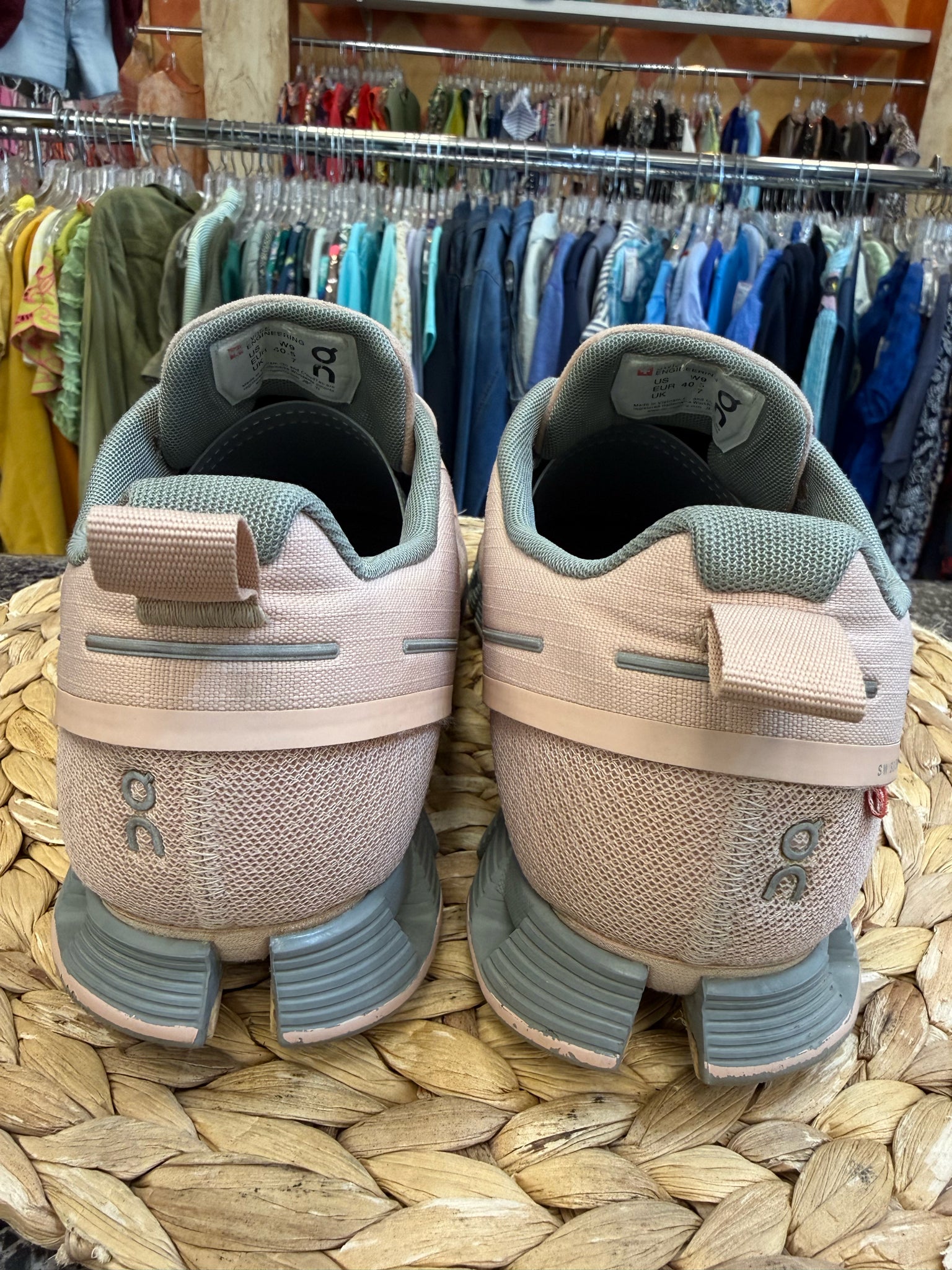 Pre-owned On Cloud Pink Gray Size 9 Designer Sneaker
