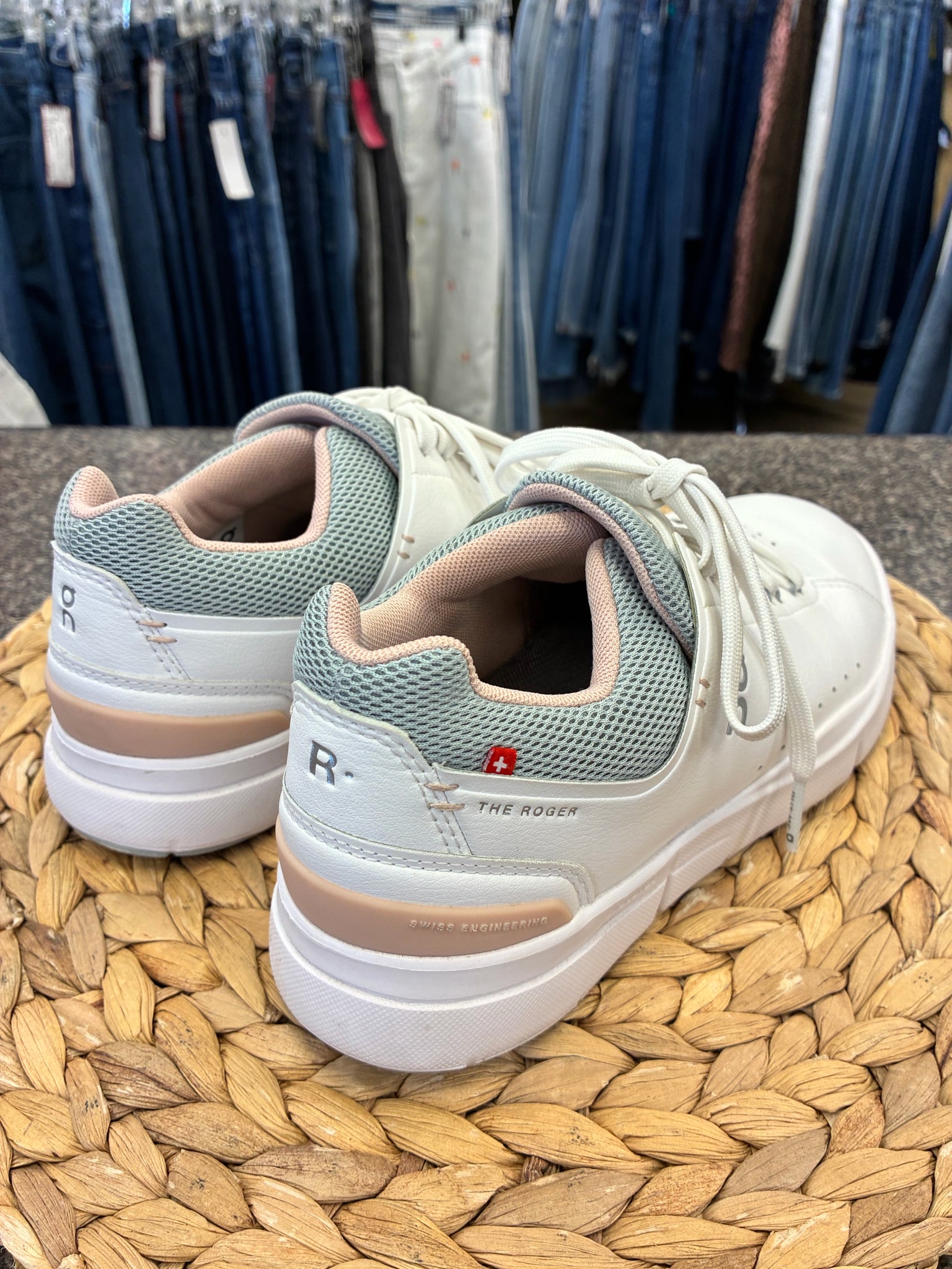 Pre-owned On Cloud White Teal trim Size 7 Designer Sneaker
