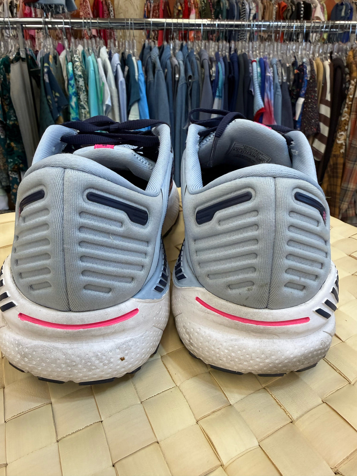 Pre-owned BROOKS Light blue Pink Trim Size 9.5 Designer Sneaker