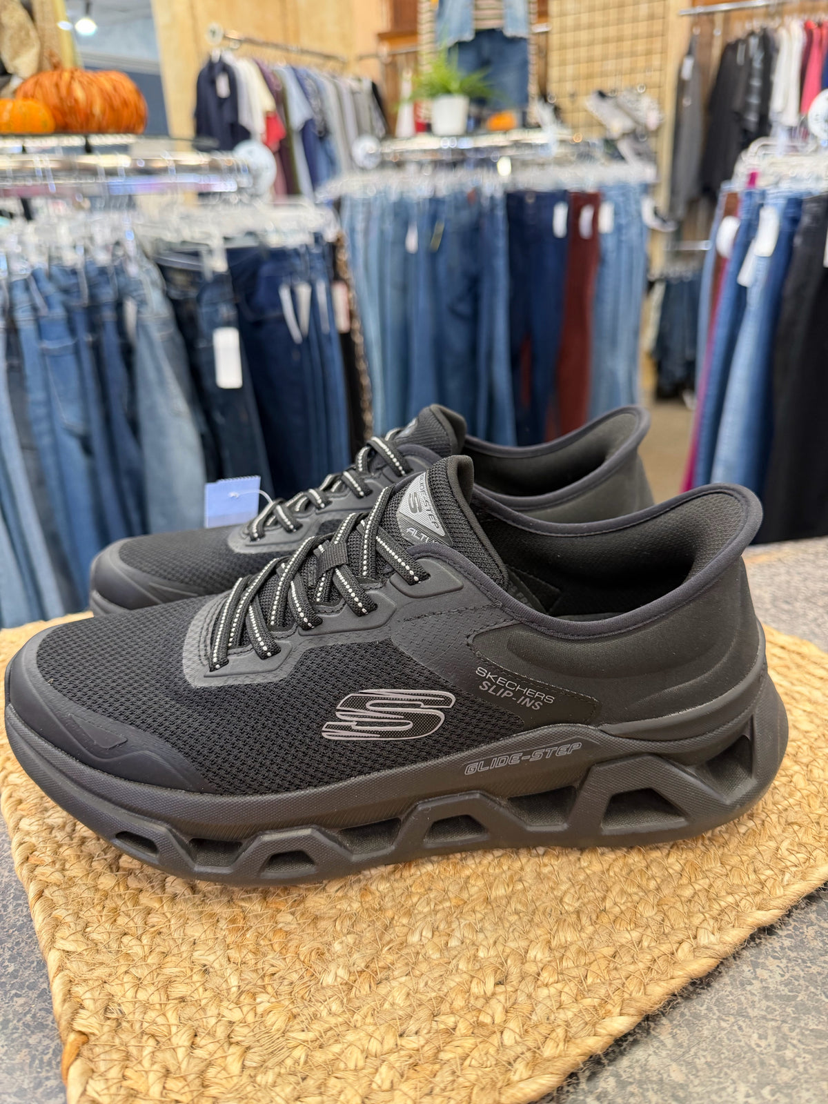 Pre-owned SKECHERS Black SHOE SIZE 9 MENS Sneakers