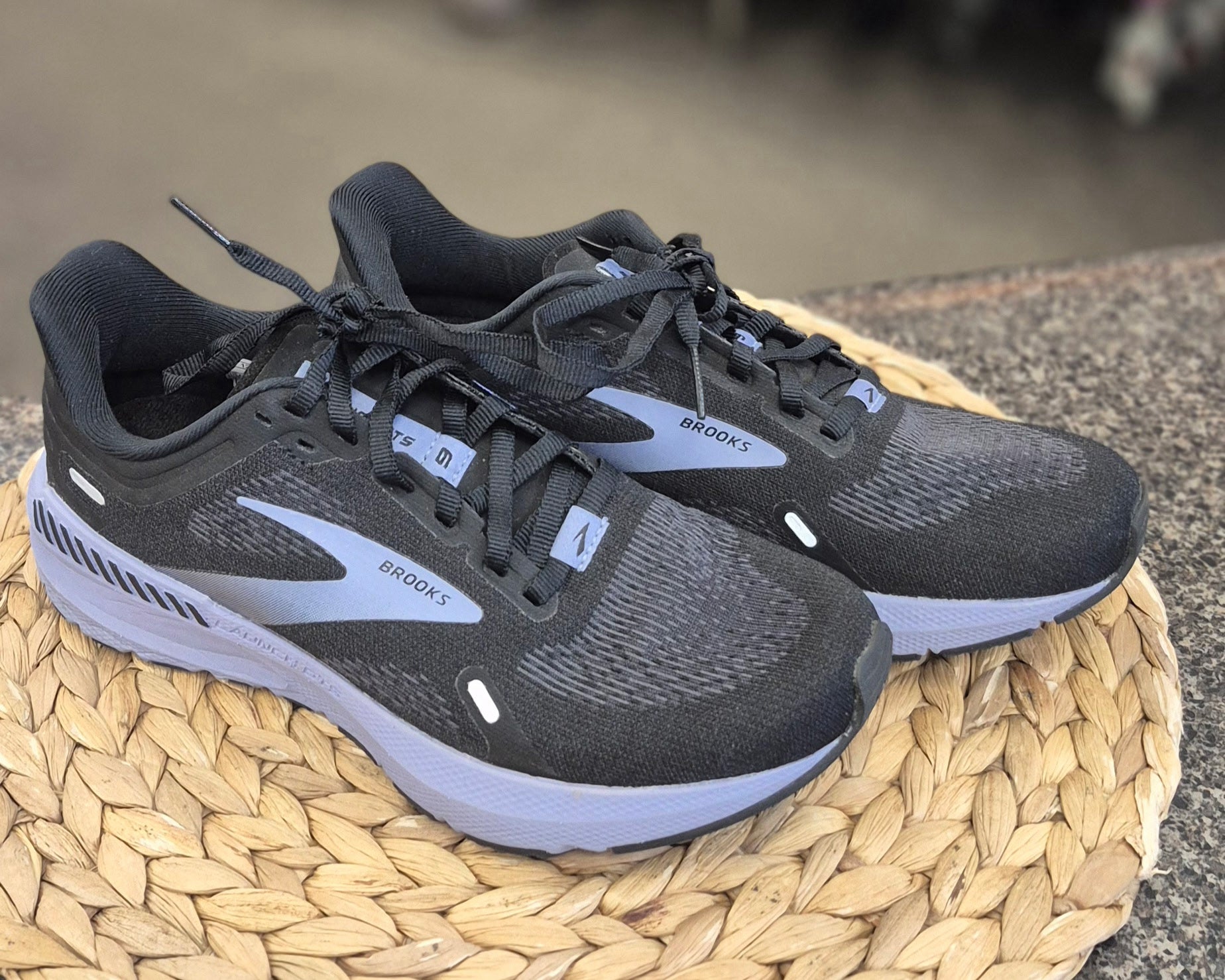 Pre-owned BROOKS Black Lavender Size 7.5 Designer Sneaker