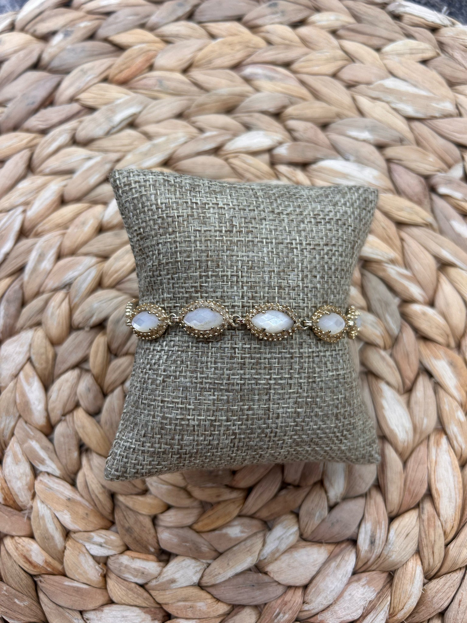 Pre-owned KENDRA SCOTT Gold Iridescent Designer Bracelet