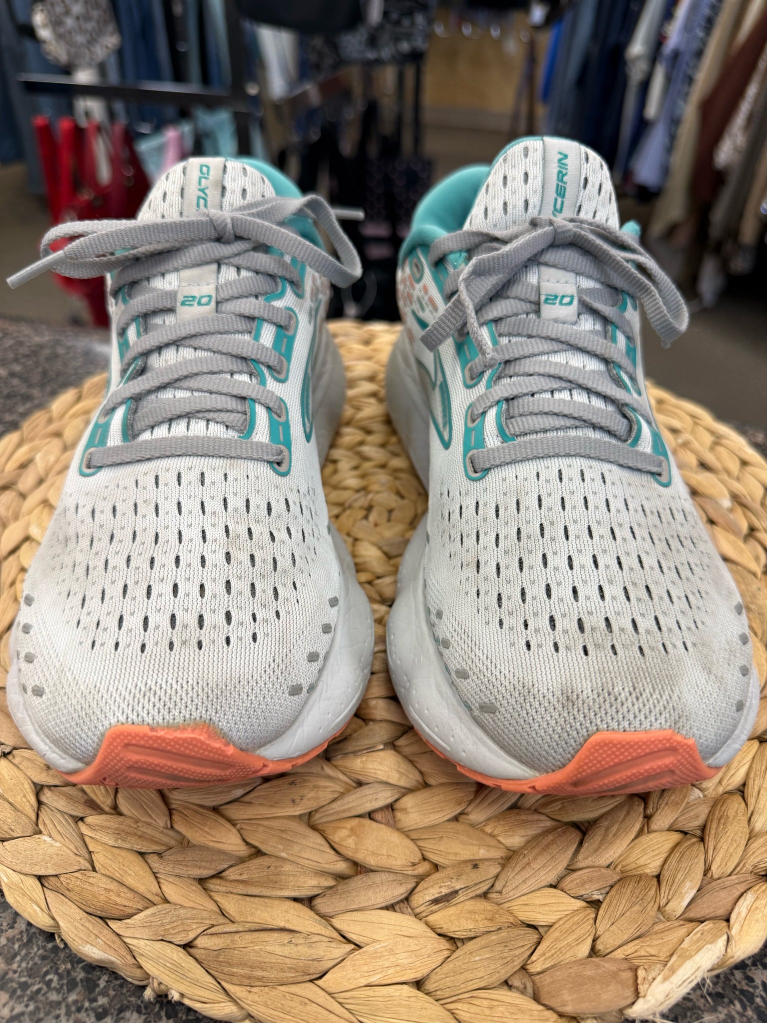 Pre-owned BROOKS Light gray Teal trim Size 9.5 Designer Sneaker