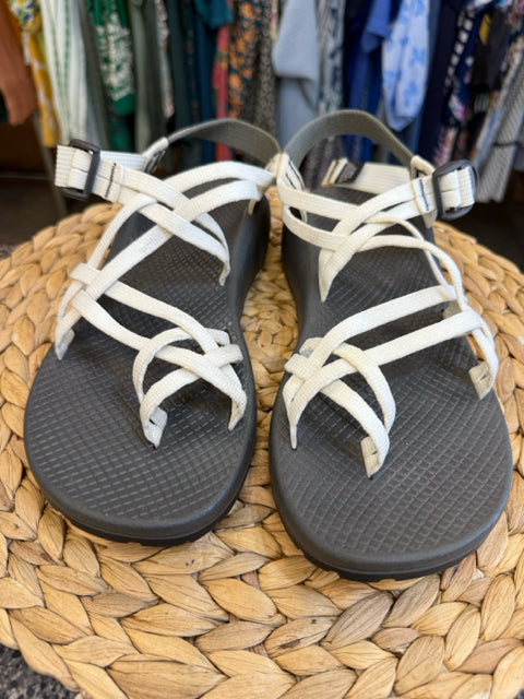 Pre-owned CHACO White Size 8.5 Sandal