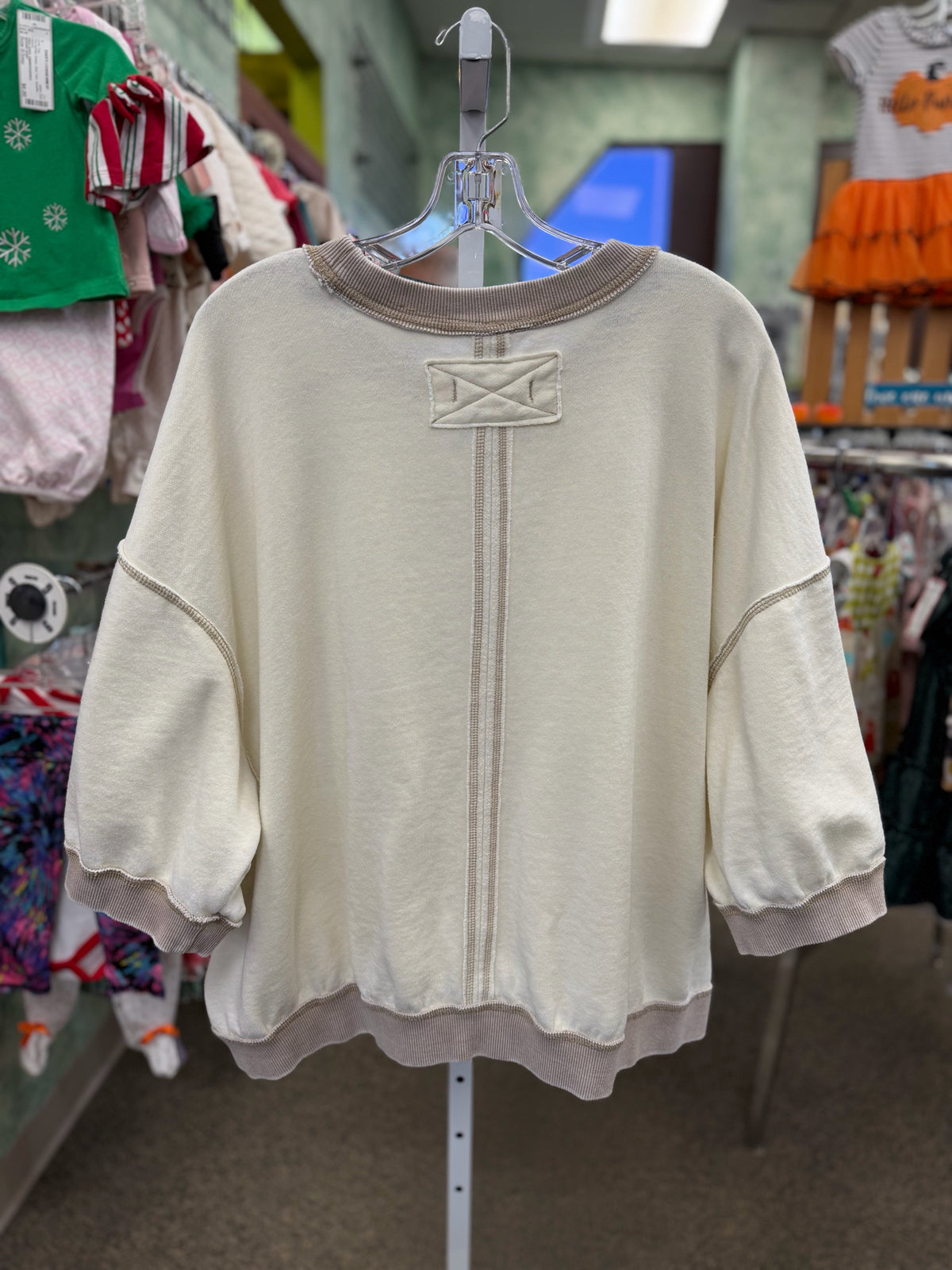 Pre-owned WE THE FREE Cream Tan Trim Size XL Short Sleeve Sweatshirt