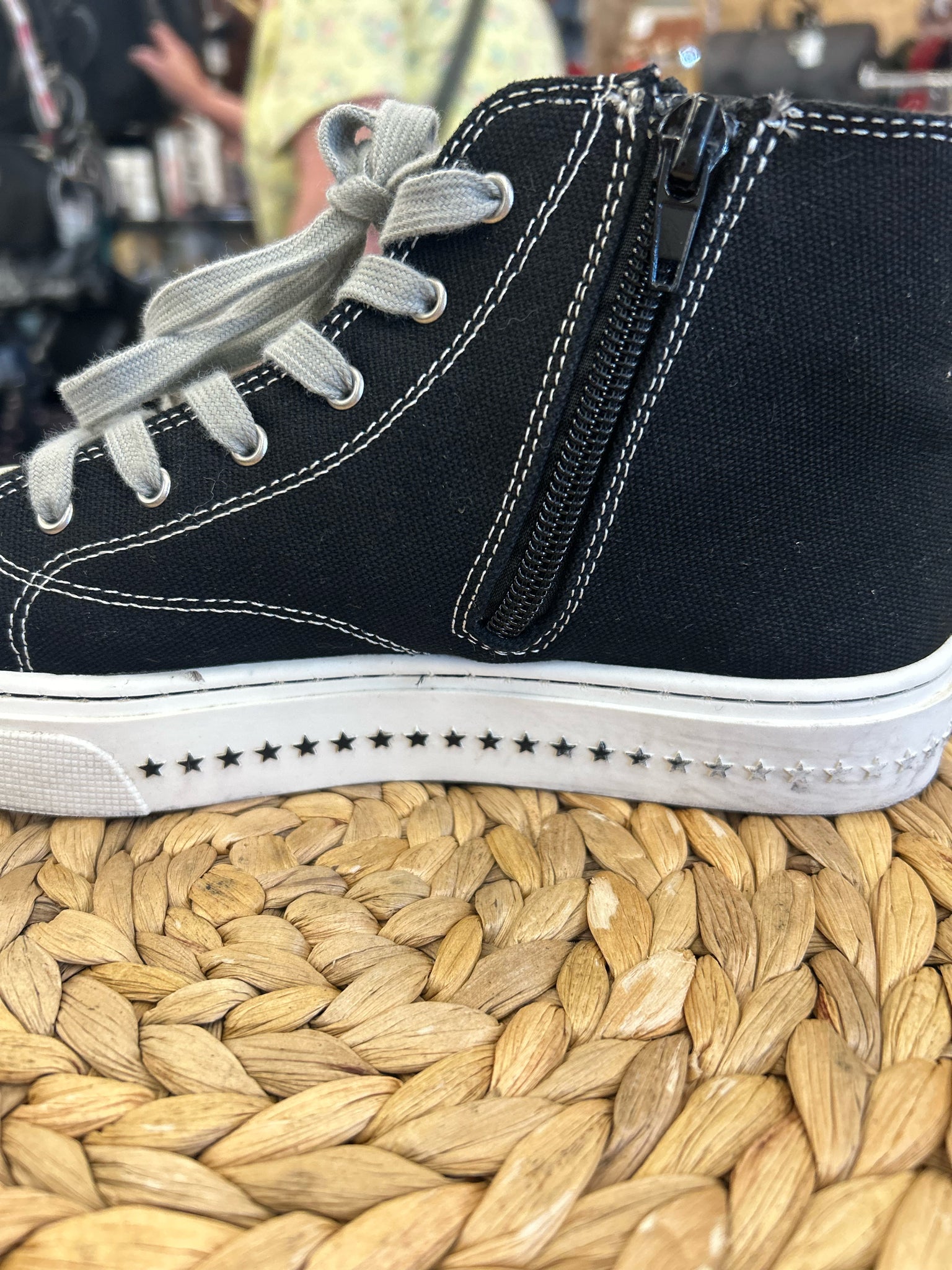 Pre-owned STEVE MADDEN Black White Trim Size 5 Sneaker