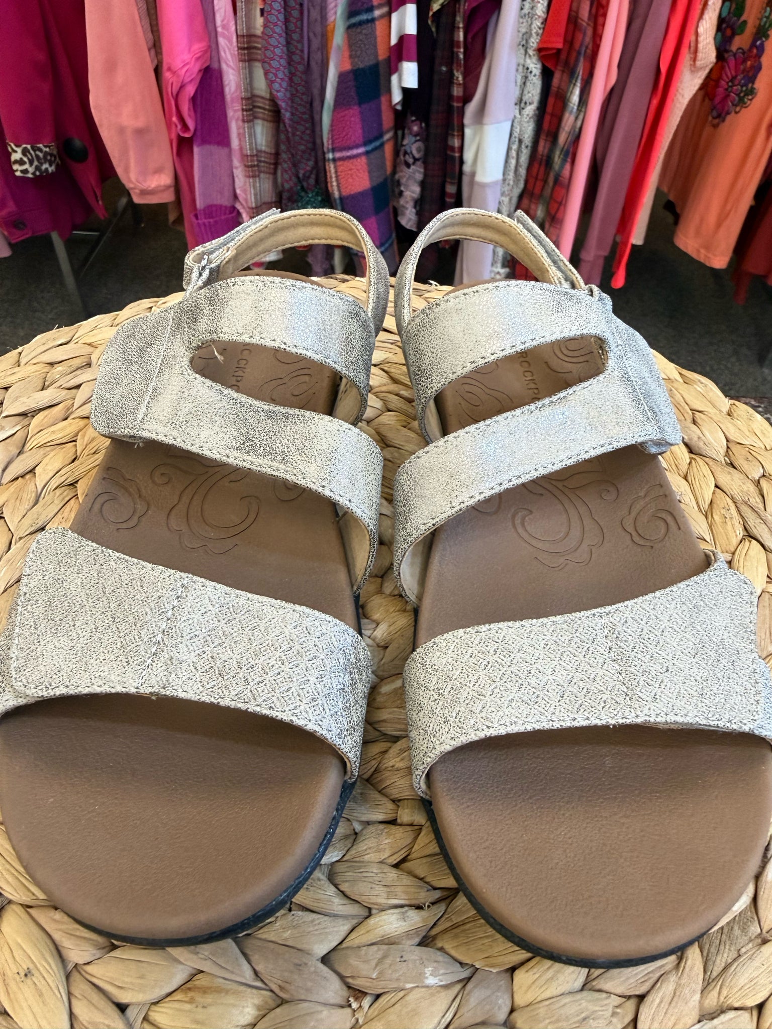 Pre-owned ROCKPORT Bronze Blend Size 5.5 Sandal