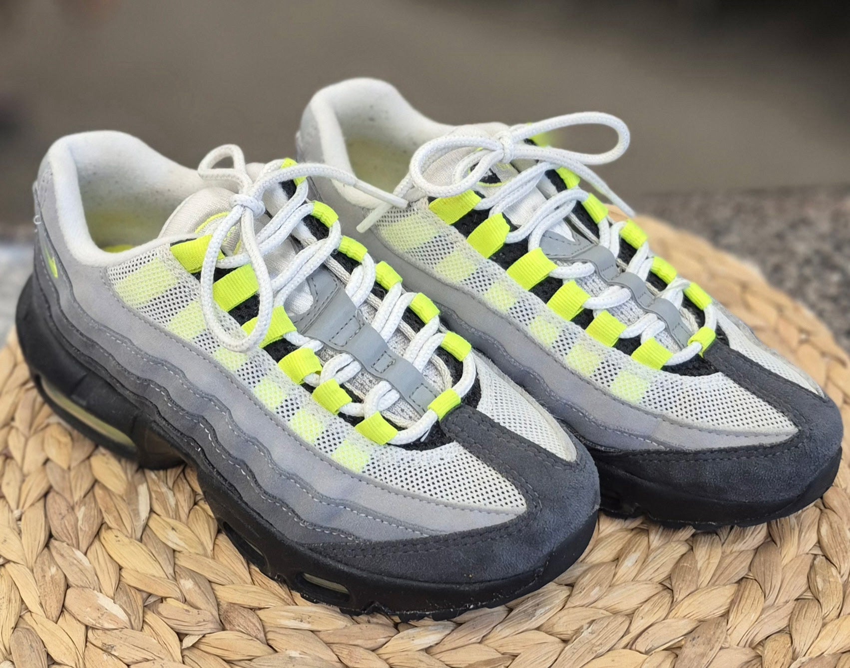 Pre-owned NIKE Gray Neon Yellow C-SIZE 4 Boys Designer Sneaker