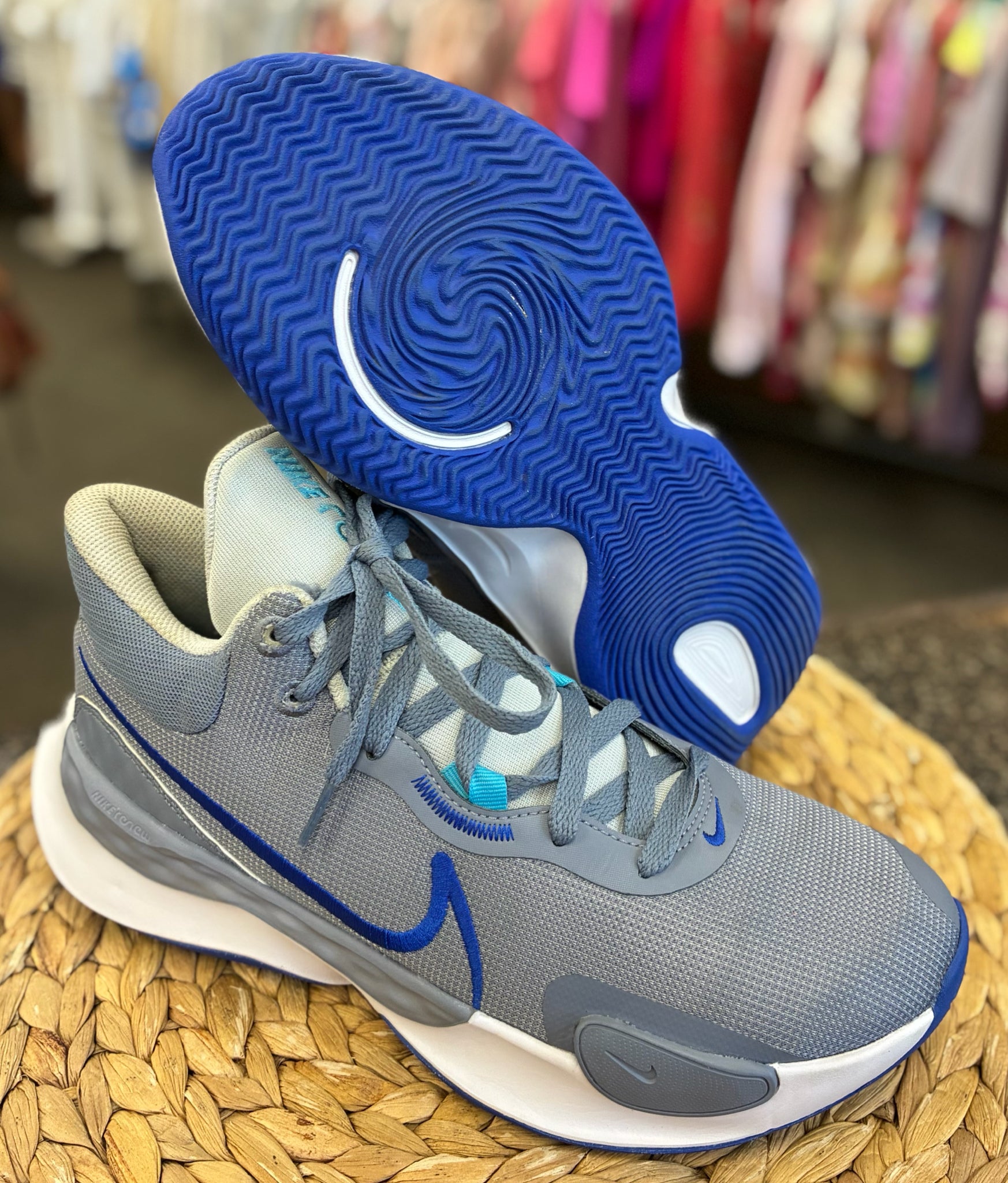 Pre-owned NIKE Gray Navy Trim SHOE SIZE 9 MENS Designer Sneaker