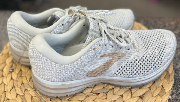 Pre-owned BROOKS Gray Gold Size 9 Designer Sneaker