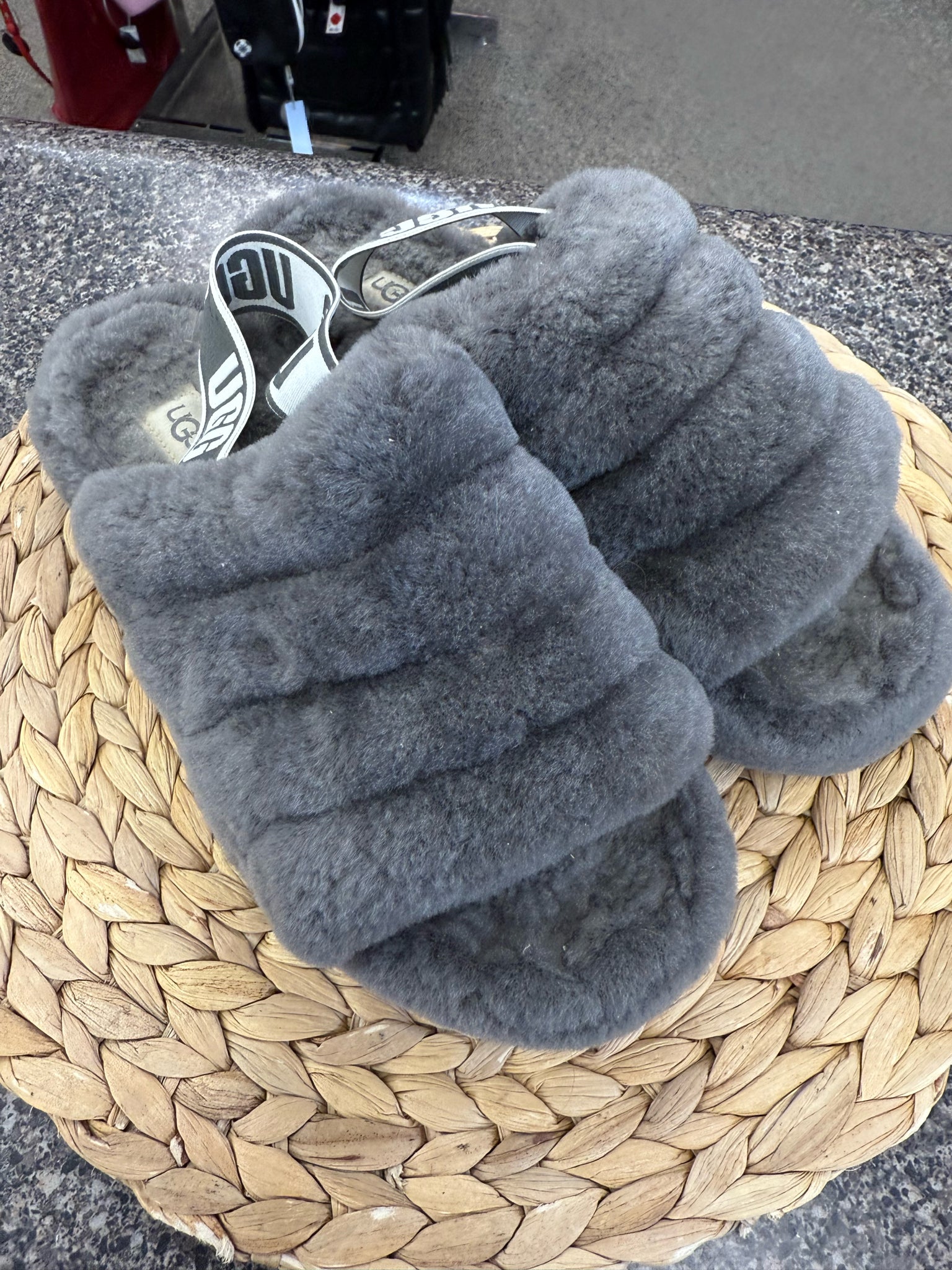 Pre-owned UGG Gray Size 8 Slipper
