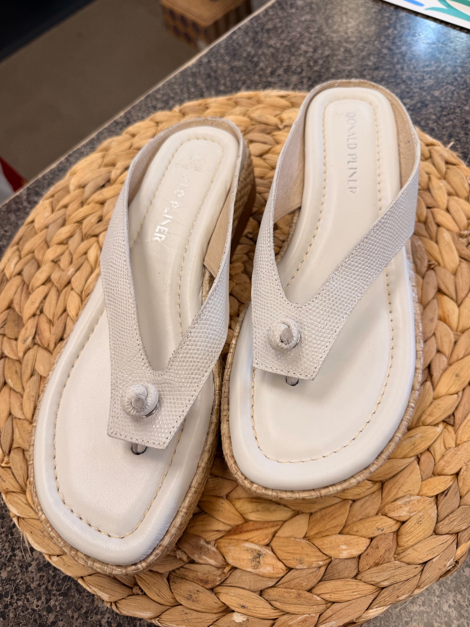 Pre-owned DONALD J PLINER Off white Size 8.5 Designer Sandal