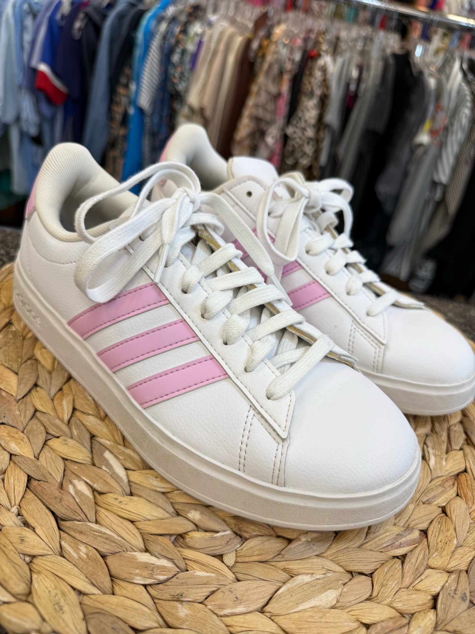 Pre-owned ADIDAS White Pink Trim Size 7 Designer Sneaker