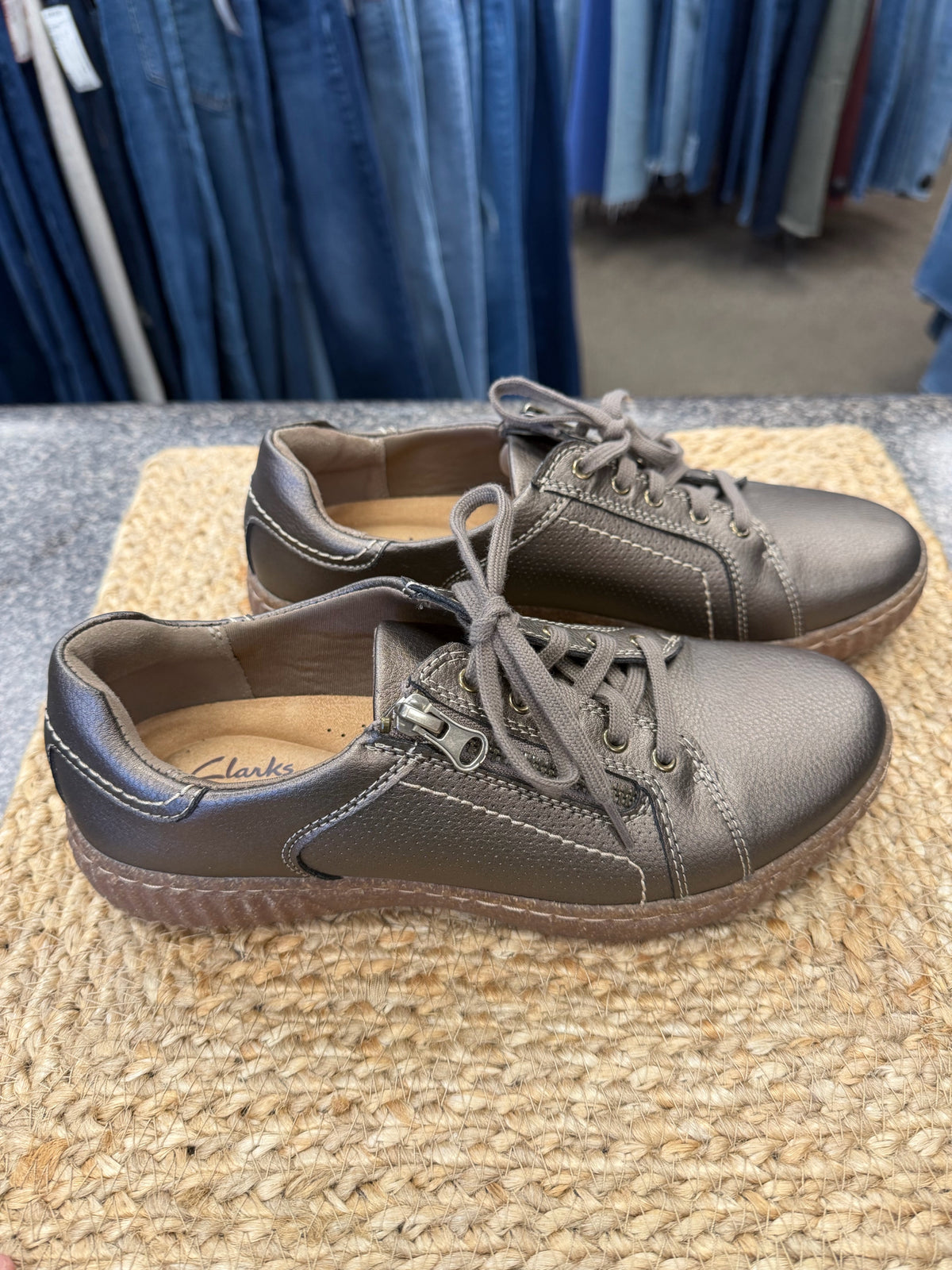 Pre-owned CLARKS Bronze Size 8 Sneaker
