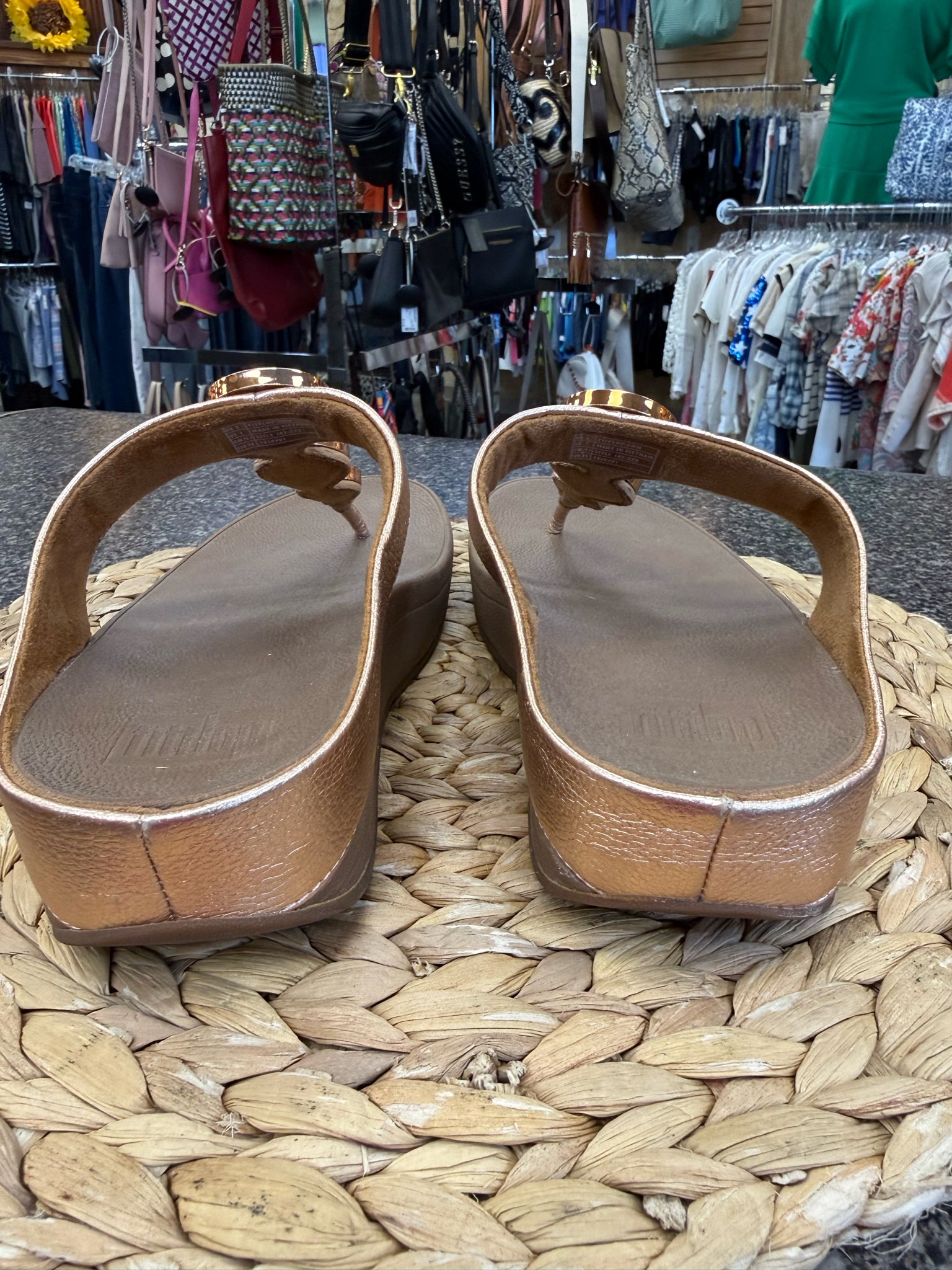 Pre-owned FITFLOPS Bronze Size 7 Designer Flip Flop