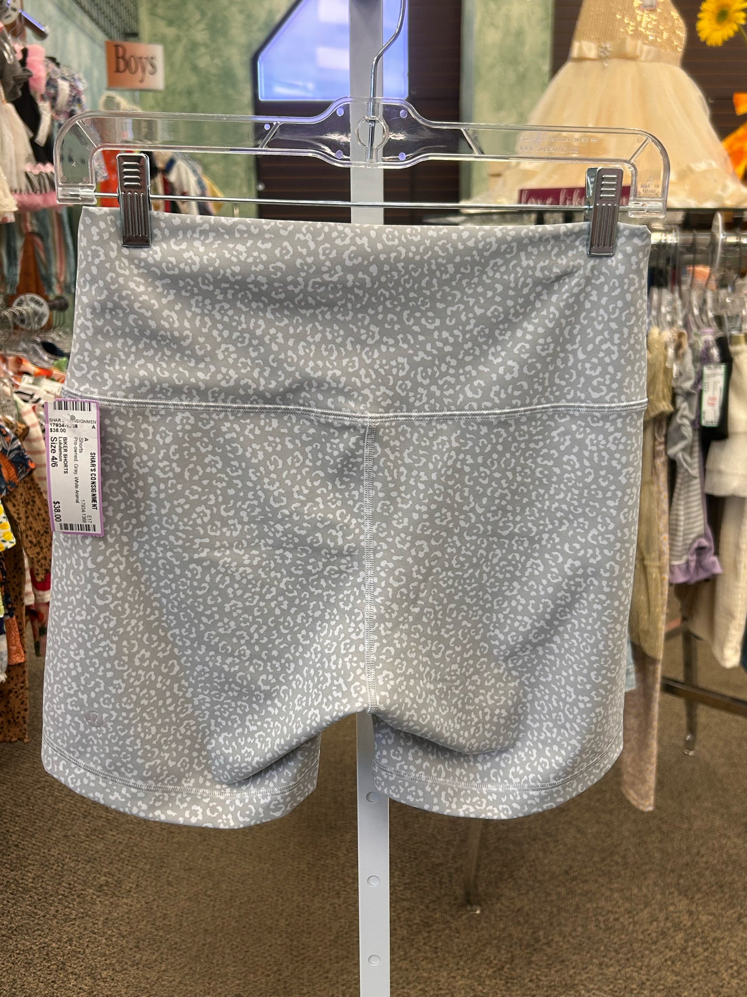 Pre-owned Lululemon Gray White Animal Size 4/6 Shorts